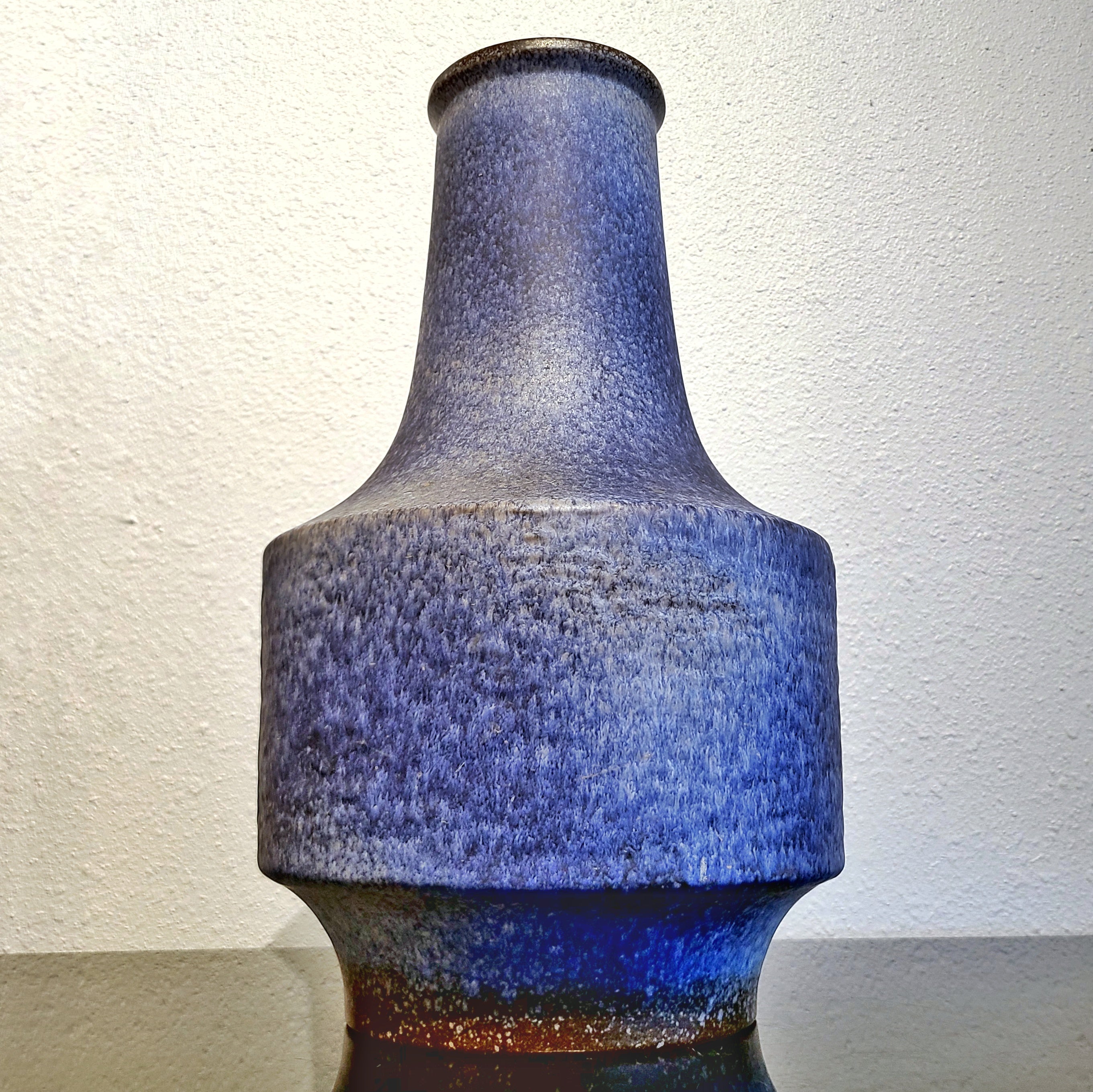 LARGE BLUE AND WHITE FRITZ VAN DAALEN FLO0R VASE Nr. 194/45