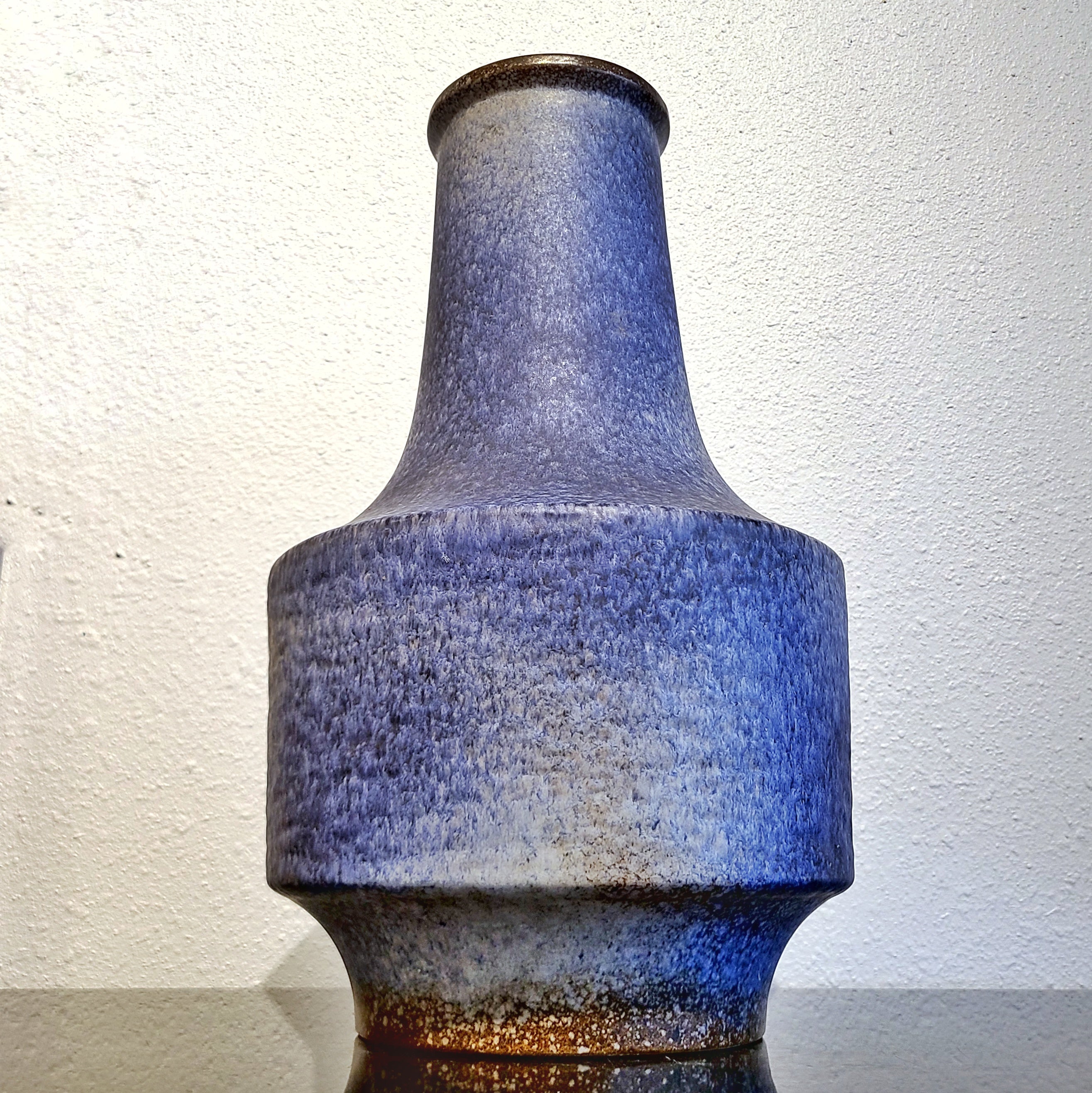 LARGE BLUE AND WHITE FRITZ VAN DAALEN FLO0R VASE Nr. 194/45