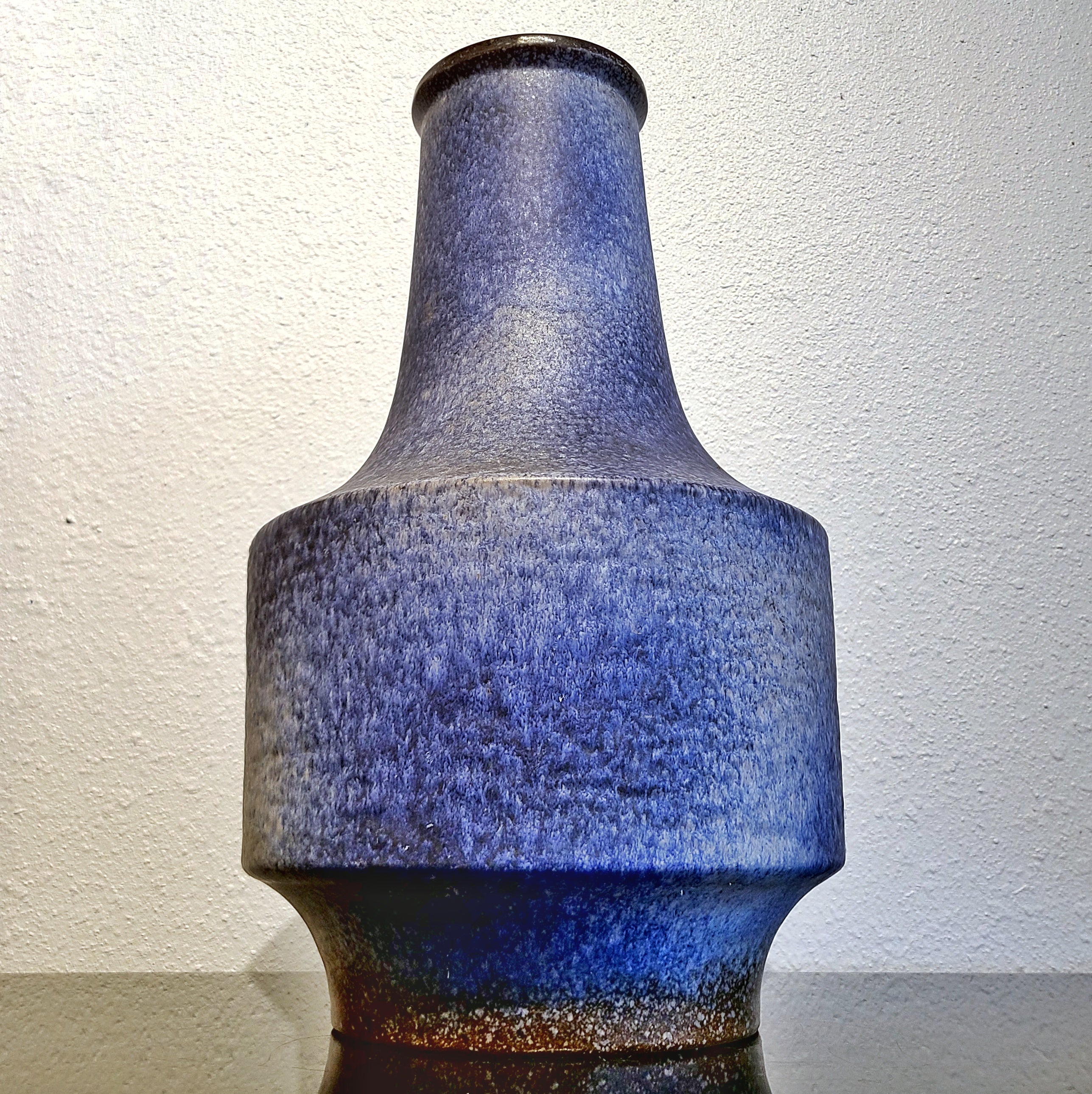 LARGE BLUE AND WHITE FRITZ VAN DAALEN FLO0R VASE Nr. 194/45