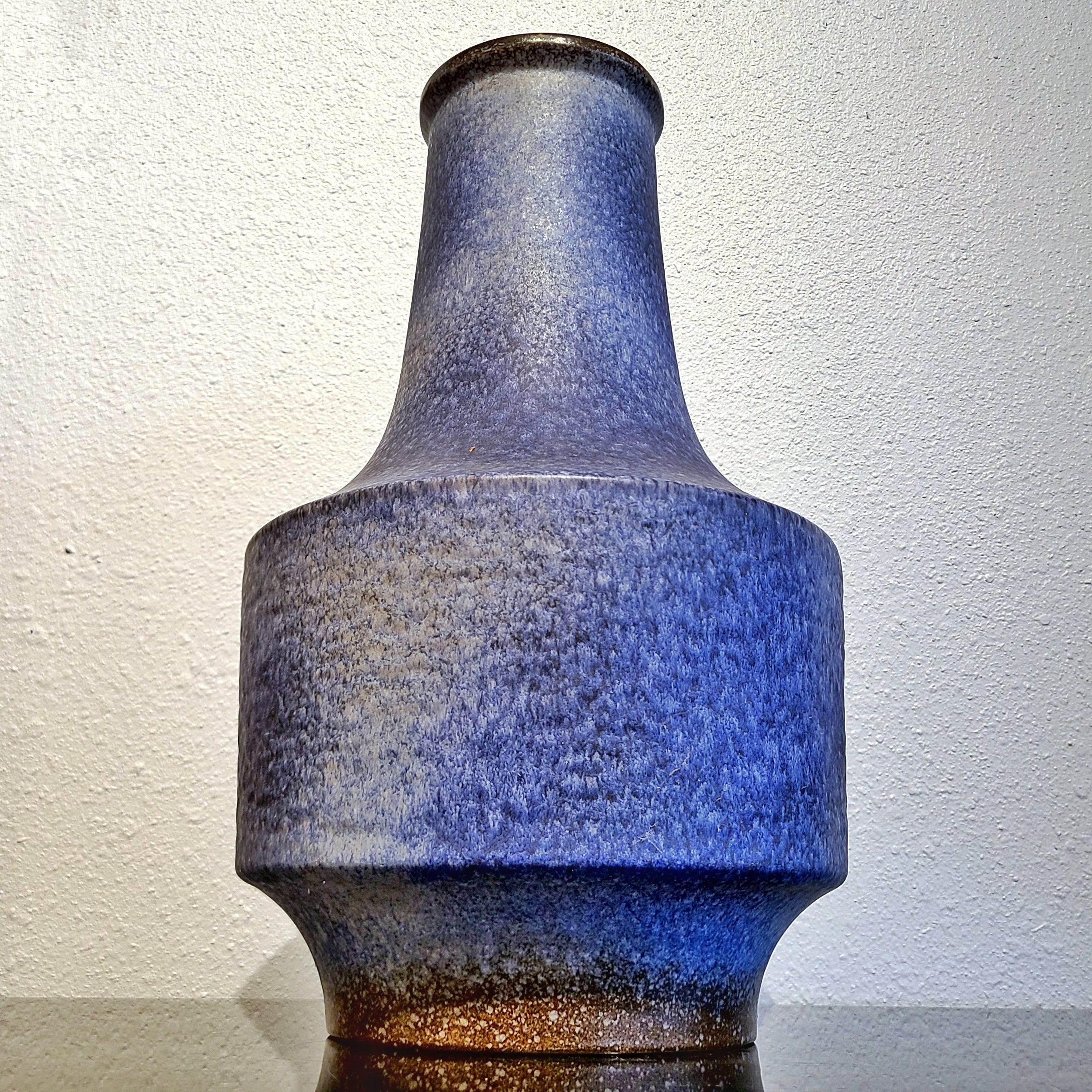 LARGE BLUE AND WHITE FRITZ VAN DAALEN FLO0R VASE Nr. 194/45