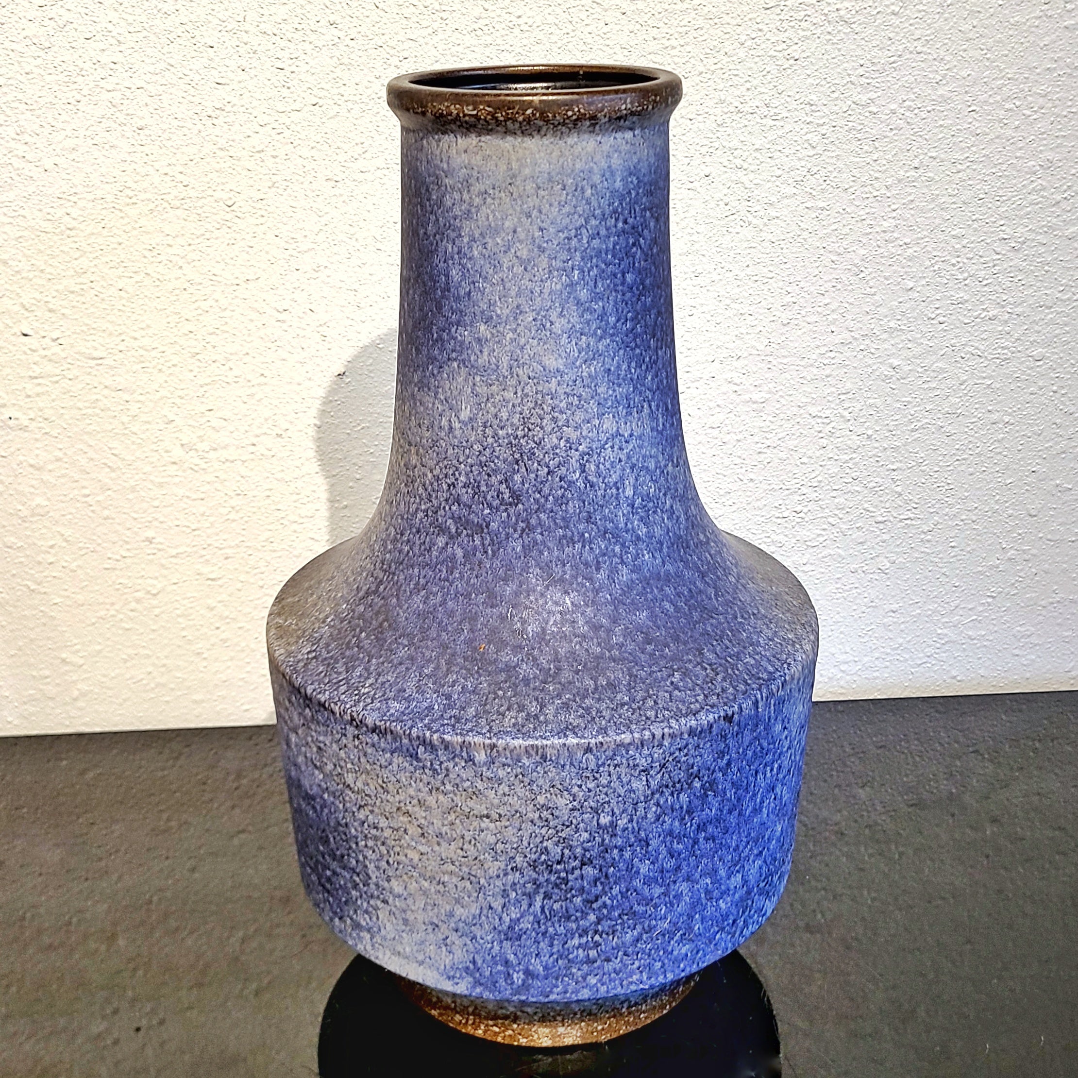 LARGE BLUE AND WHITE FRITZ VAN DAALEN FLO0R VASE Nr. 194/45