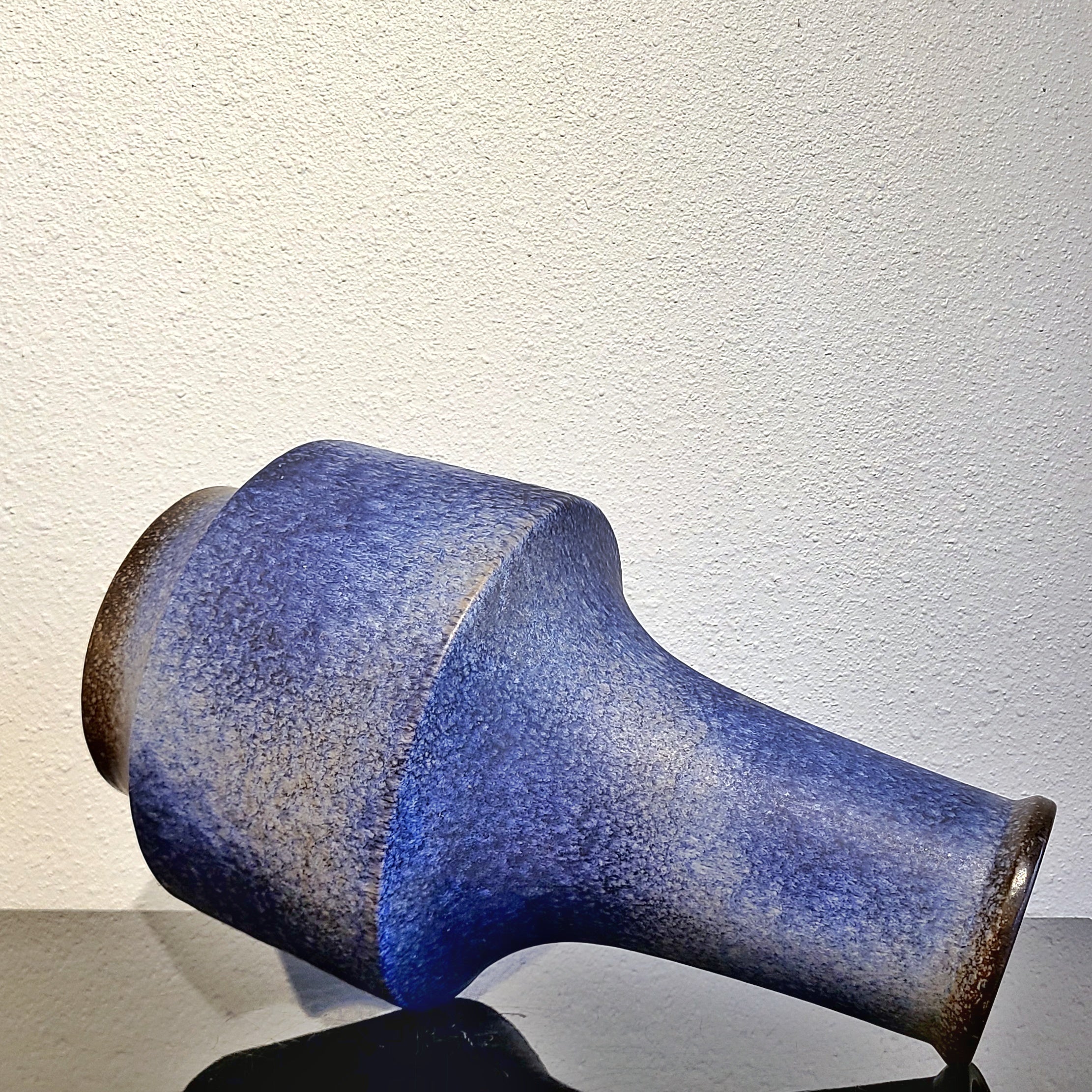 LARGE BLUE AND WHITE FRITZ VAN DAALEN FLO0R VASE Nr. 194/45