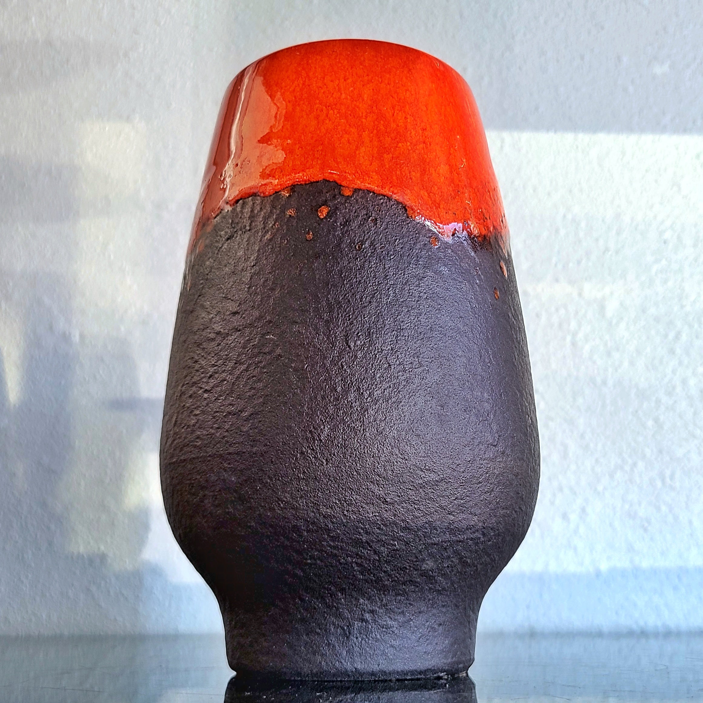 ORANGE AND BLACK RUSCHA KERAMIK VASE Nr. 833
