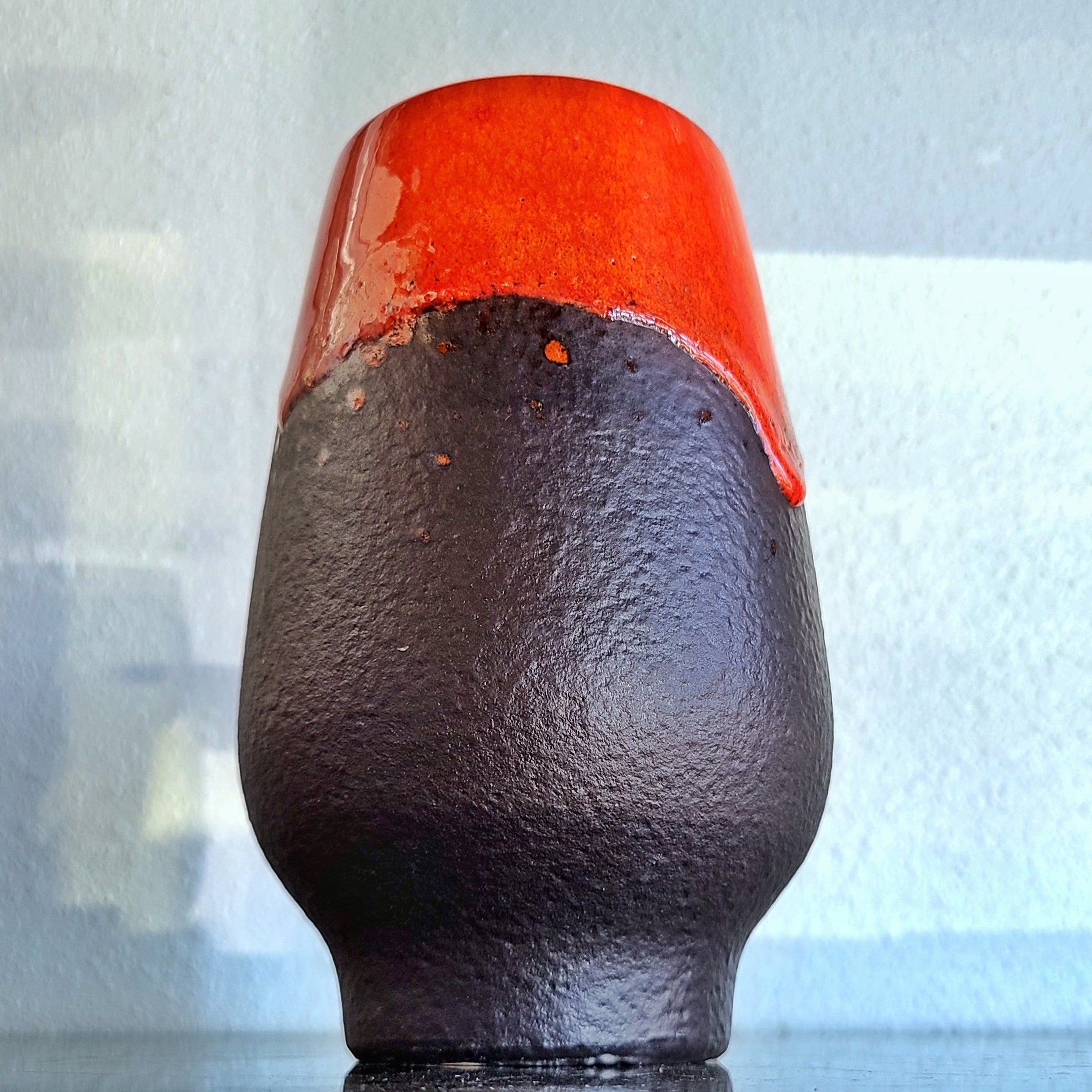 ORANGE AND BLACK RUSCHA KERAMIK VASE Nr. 833