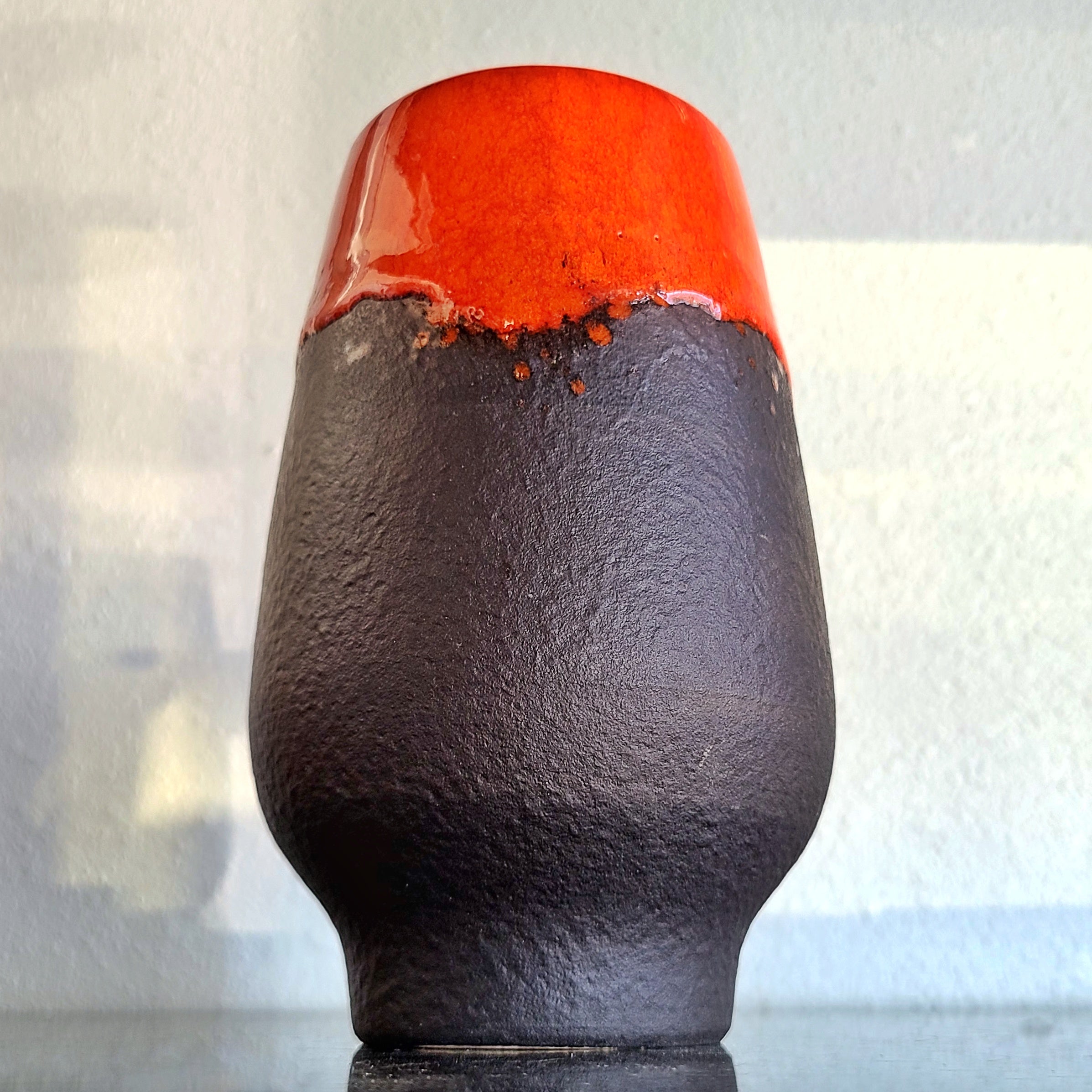 ORANGE AND BLACK RUSCHA KERAMIK VASE Nr. 833