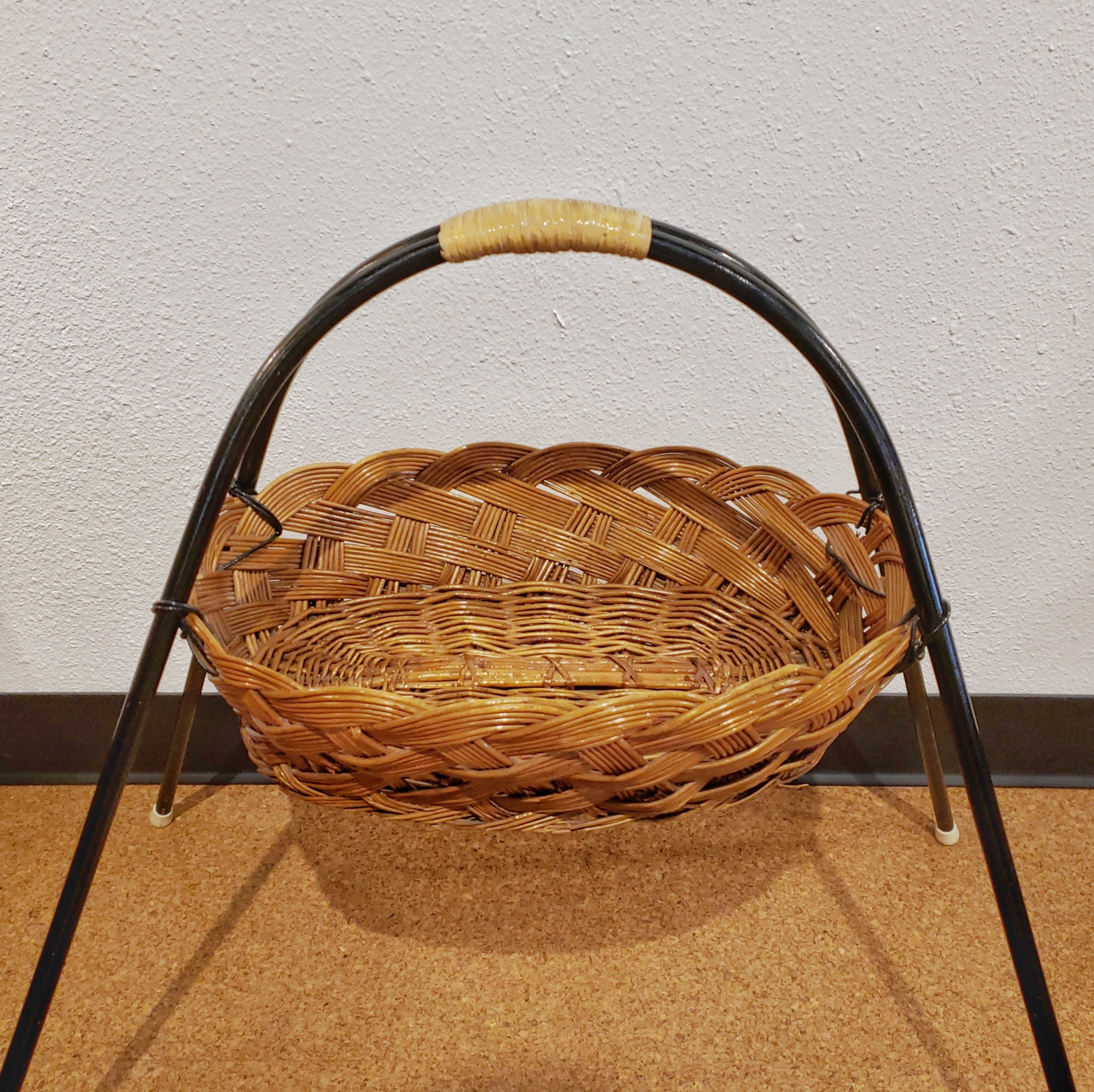 CATCH-ALL IN WICKER AND BENT STEEL
