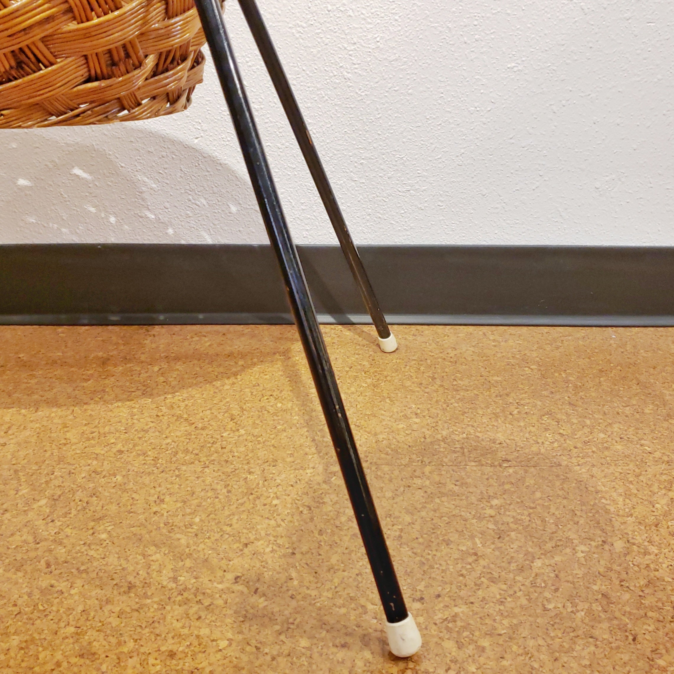 CATCH-ALL IN WICKER AND BENT STEEL