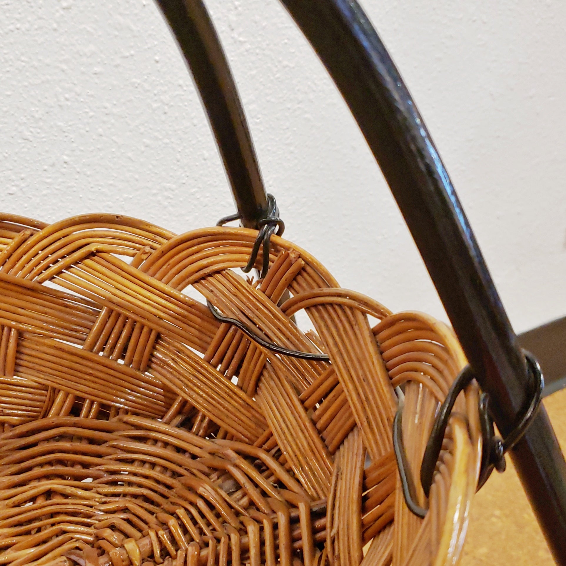 CATCH-ALL IN WICKER AND BENT STEEL
