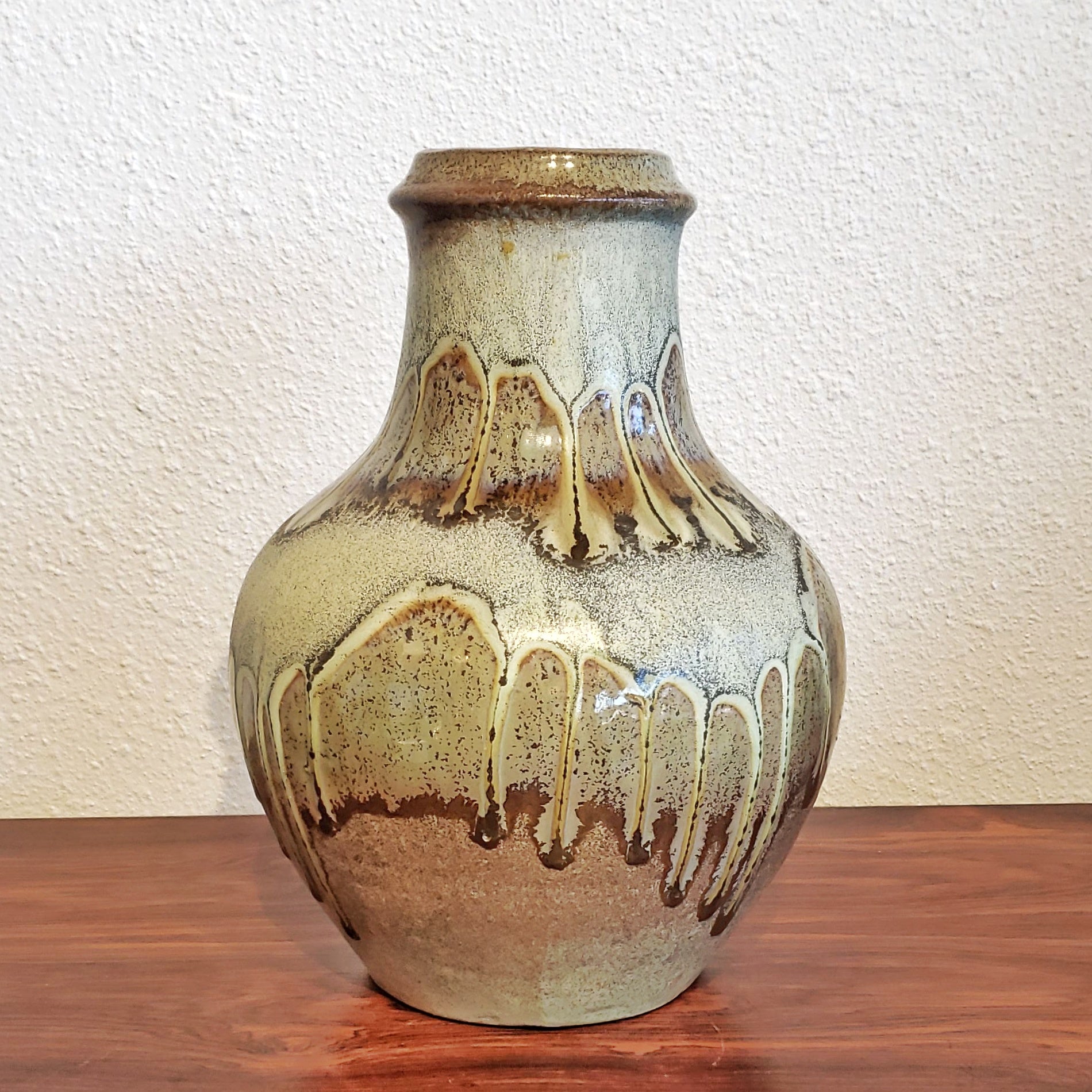 CARSTENS TÖNNIESHOF JUG VASE WITH GREEN LAVA GLAZE Nr. 7056/25