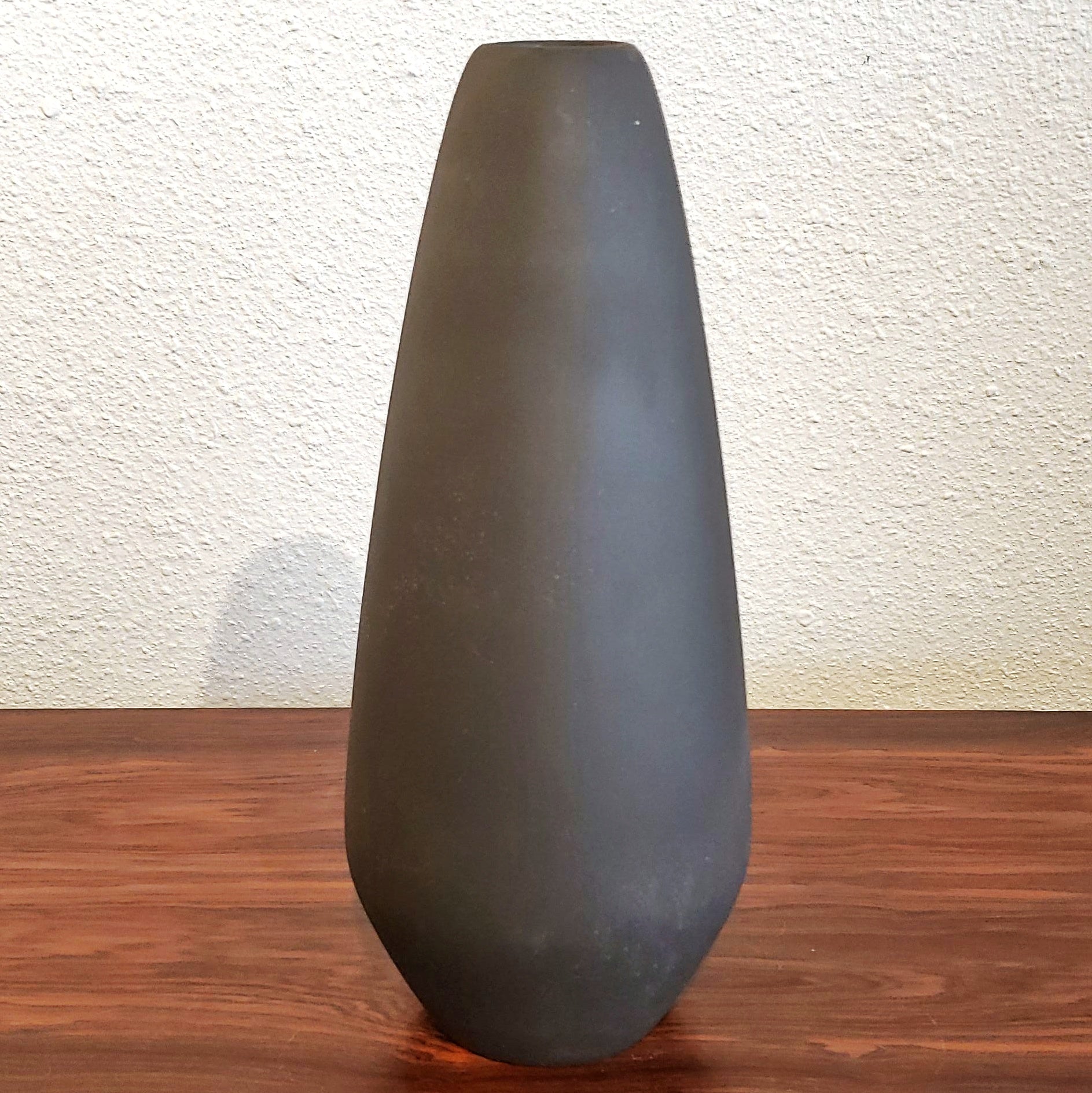 STÜTZEL SACHS ENGOBE VASE Nr. W 25 WITH ASIAN FIGURES