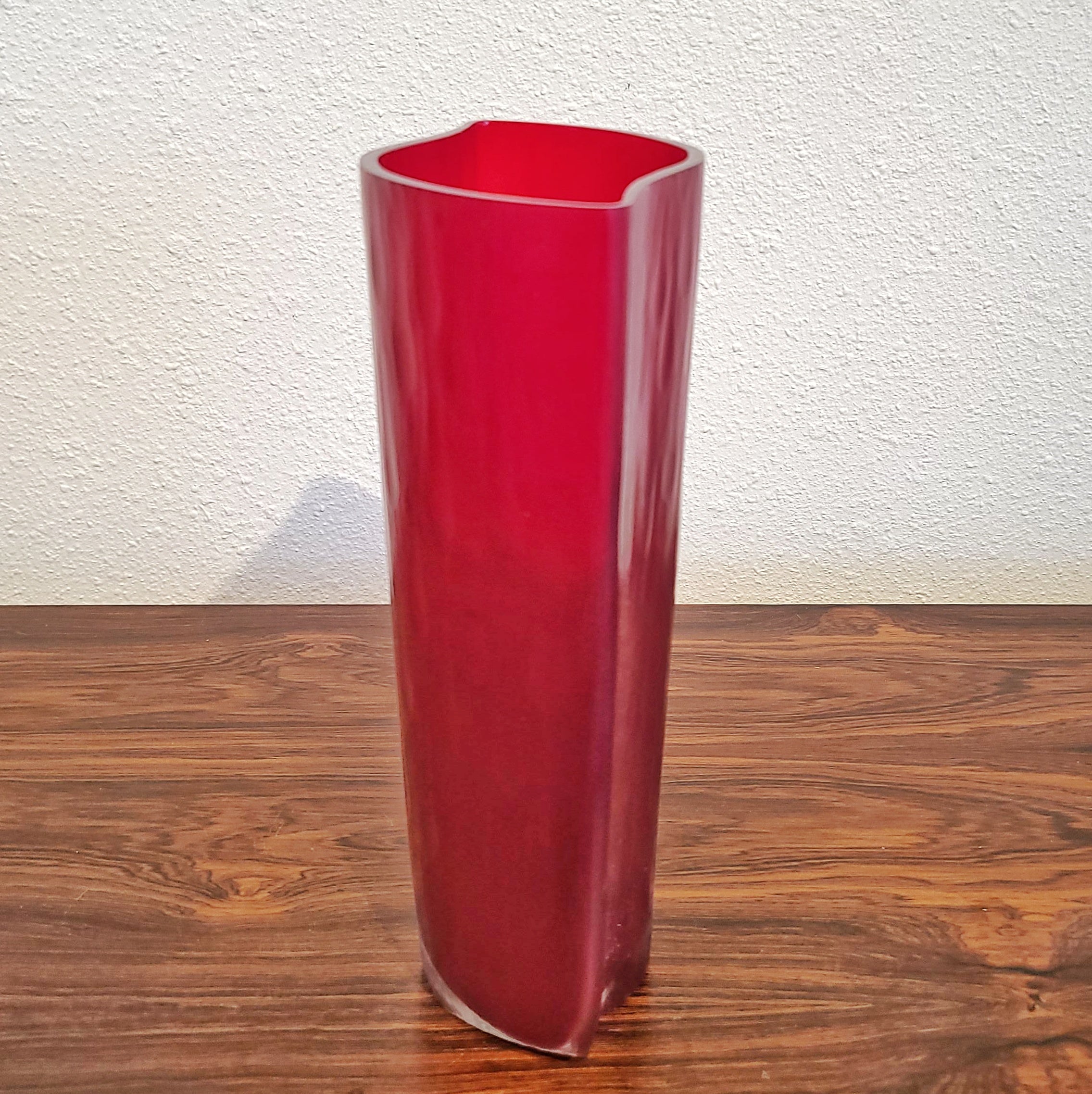 DEEP RED BATTUTO CYCLONE ART GLASS VASE