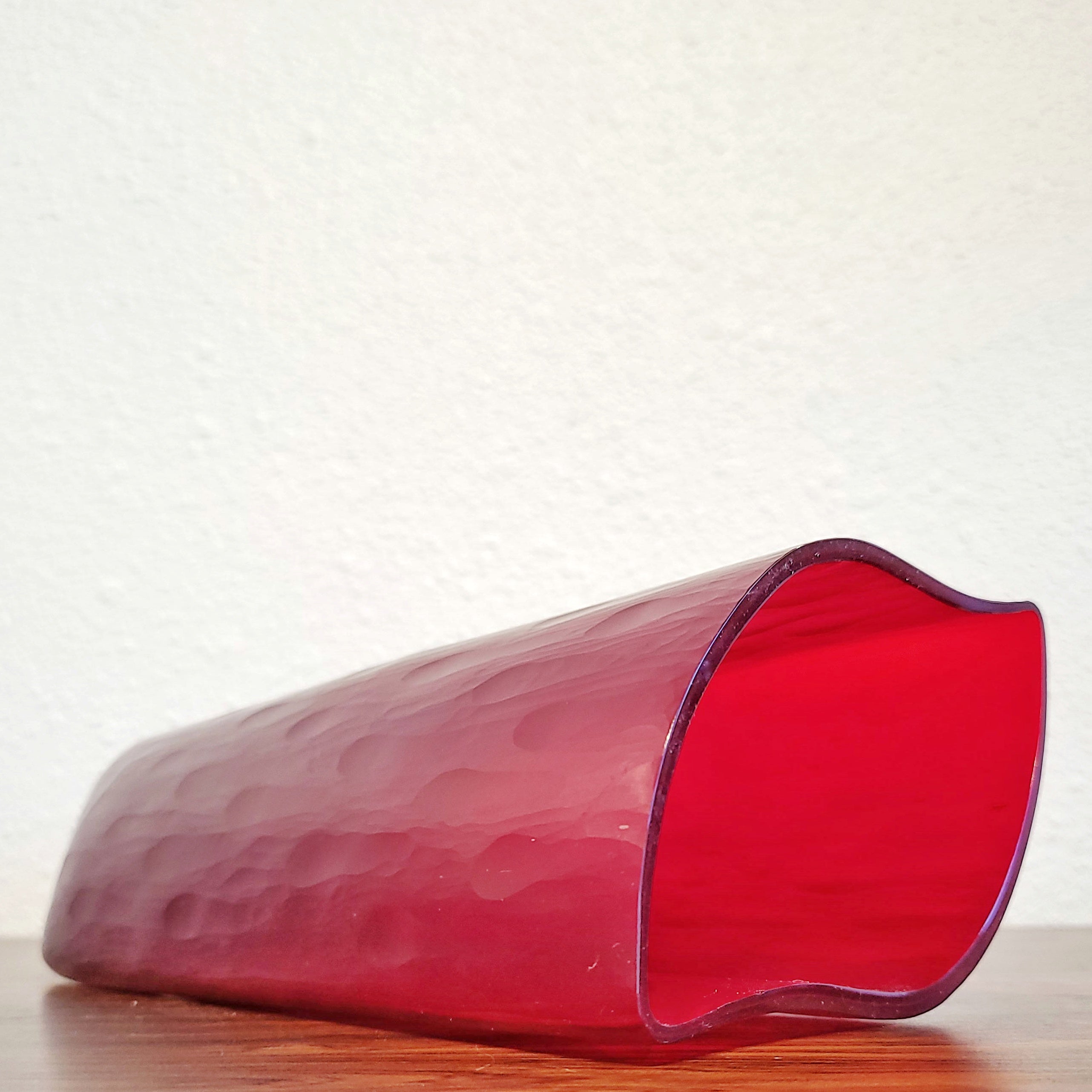 DEEP RED BATTUTO CYCLONE ART GLASS VASE