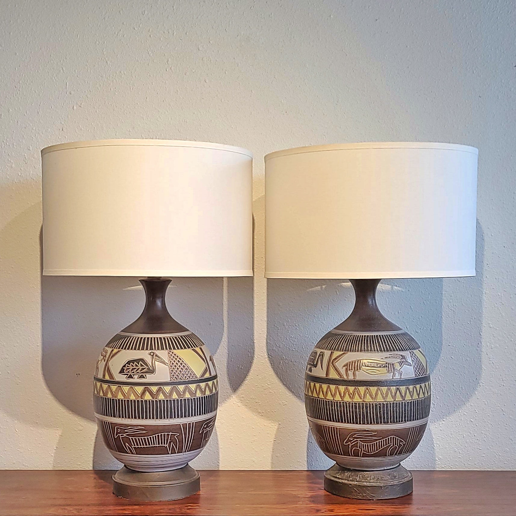 PAIR OF TABLE LAMPS WITH AFRICAN ANIMAL MOTIF