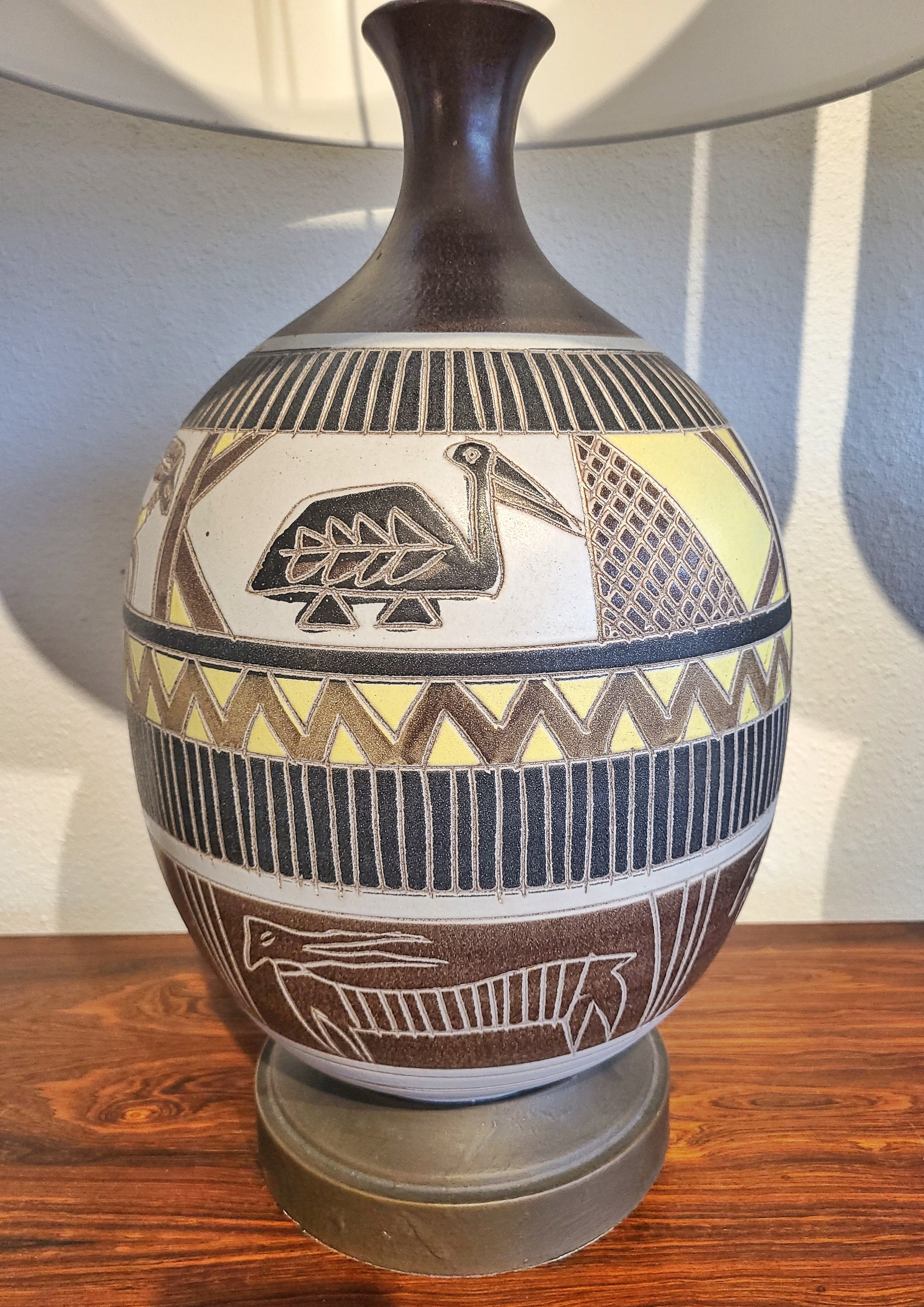 PAIR OF TABLE LAMPS WITH AFRICAN ANIMAL MOTIF