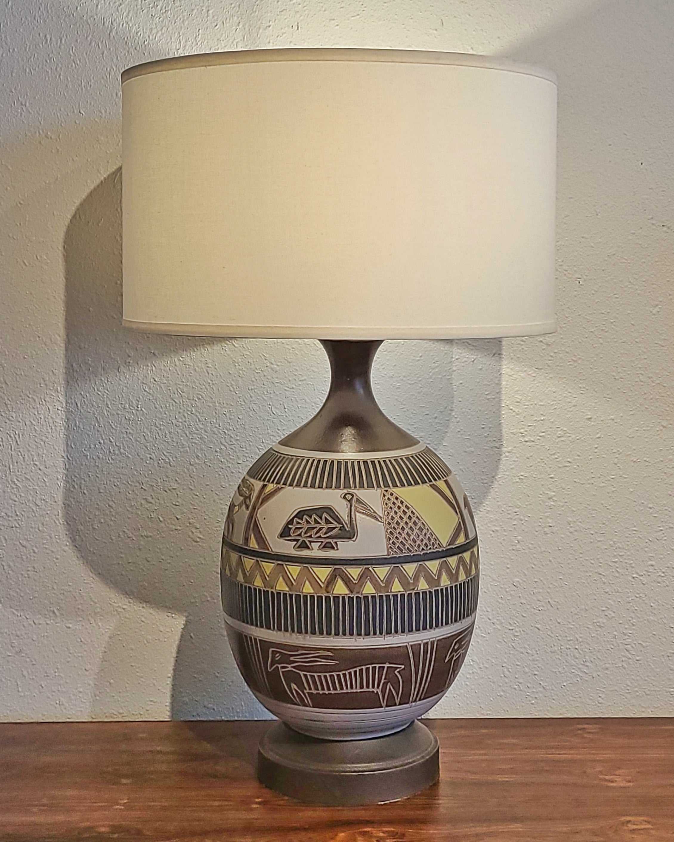 PAIR OF TABLE LAMPS WITH AFRICAN ANIMAL MOTIF