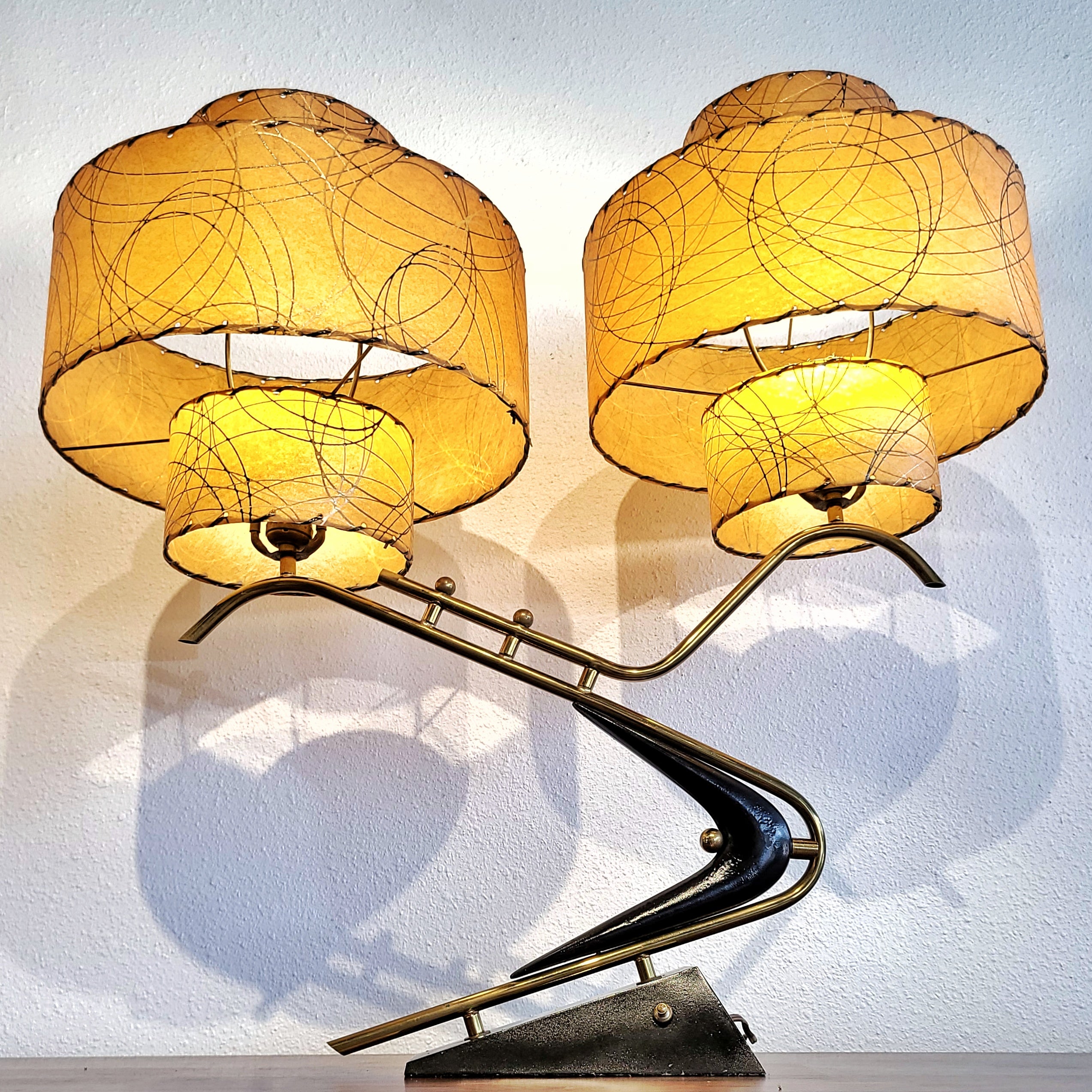 1950s ‘BOOMERANG’ TABLE LAMPS WITH TRIPLE-LEVEL FIBERGLASS SHADES (PAIR)