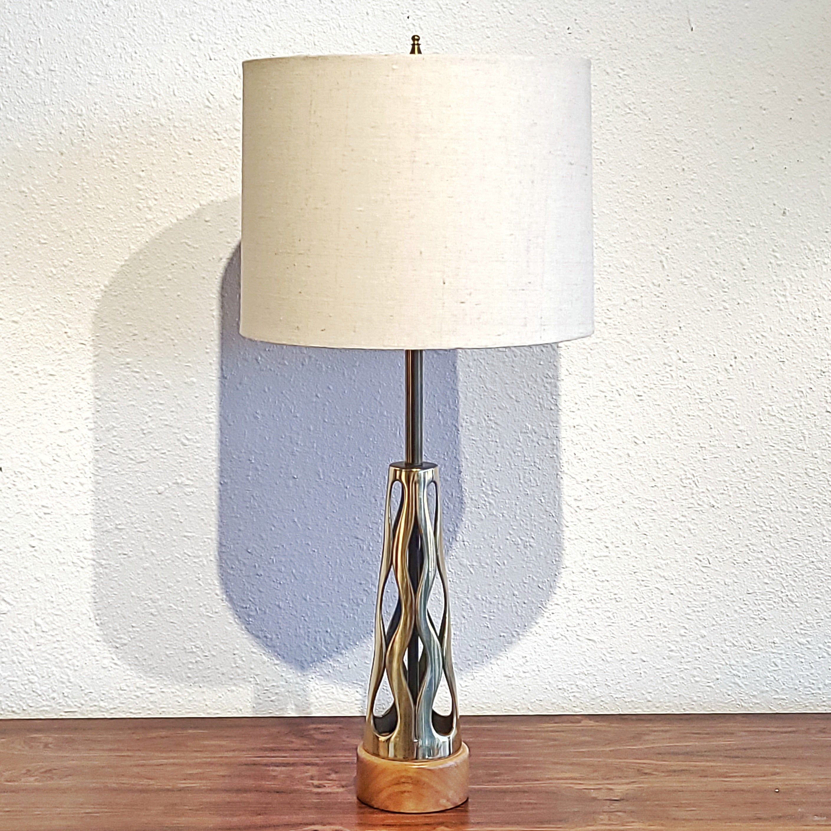 TONY PAUL BRASS AND WALNUT TABLE LAMP FOR WESTWOOD INDUSTRIES (1950s)