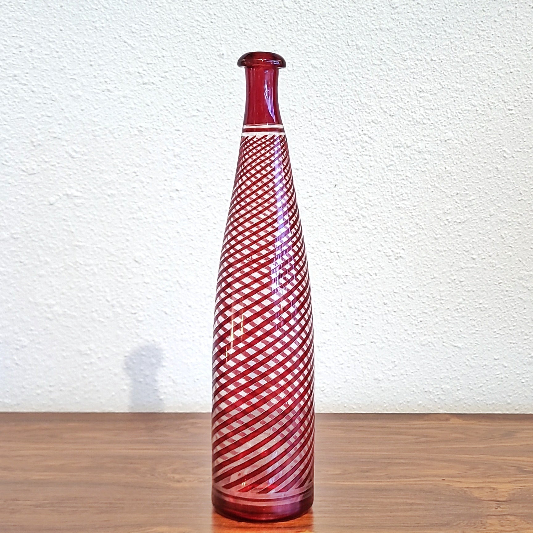 ANTIQUE MOUTH-BLOWN BOTTLE WITH ENAMEL DÉCOR (VICTORIAN?)