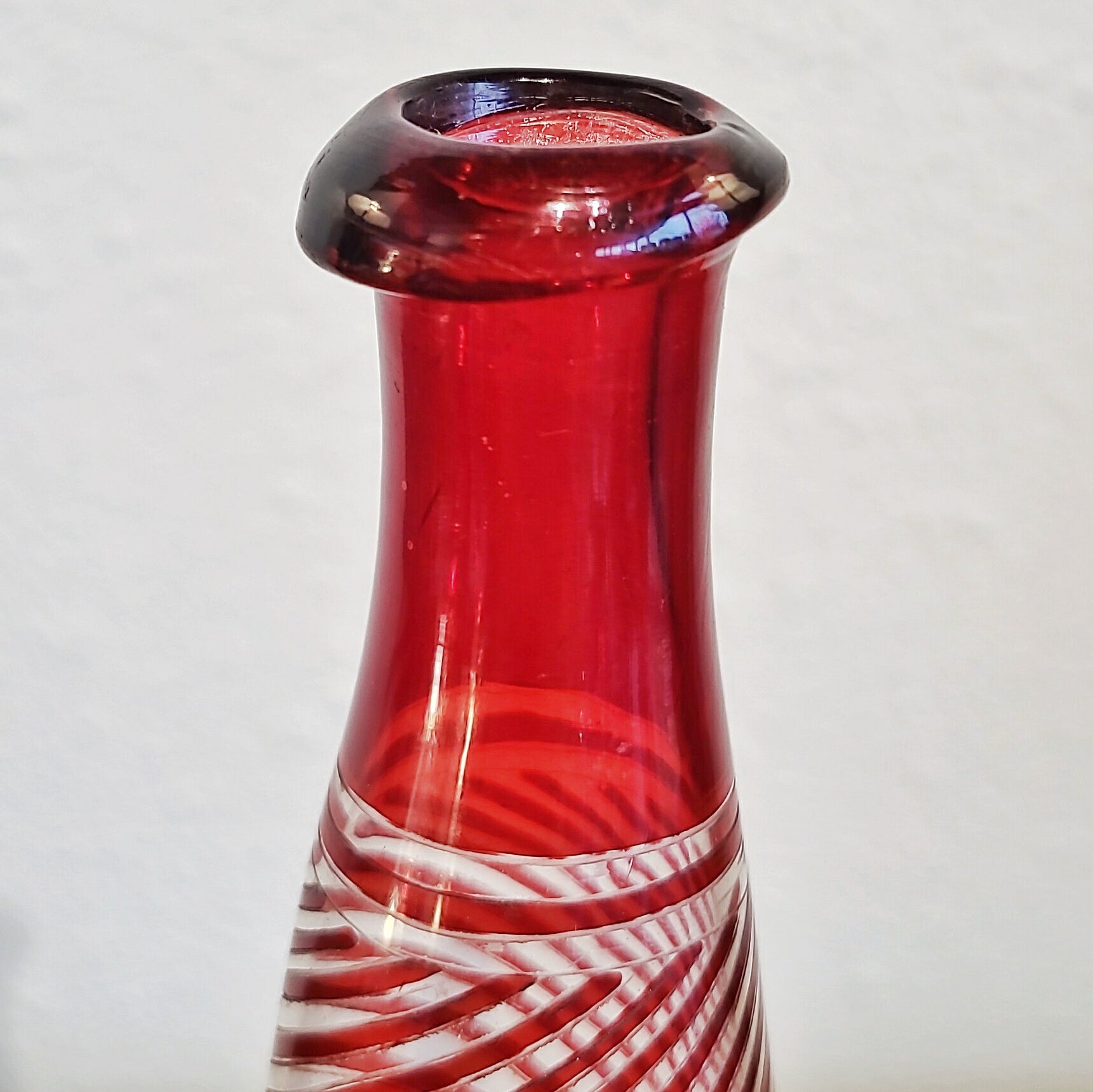 ANTIQUE MOUTH-BLOWN BOTTLE WITH ENAMEL DÉCOR (VICTORIAN?)