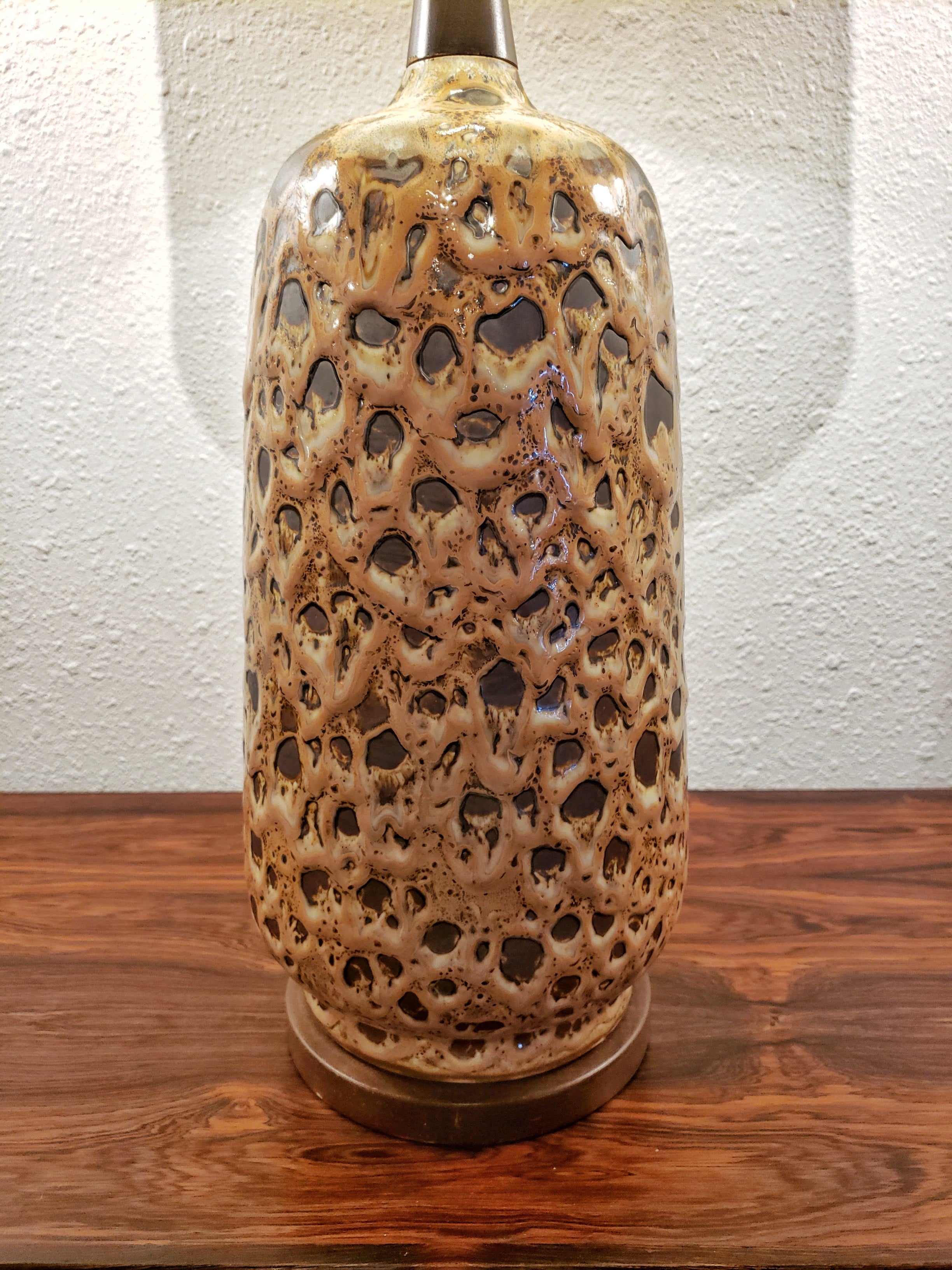 CERAMIC AND WALNUT FAT-LAVA TABLE LAMP