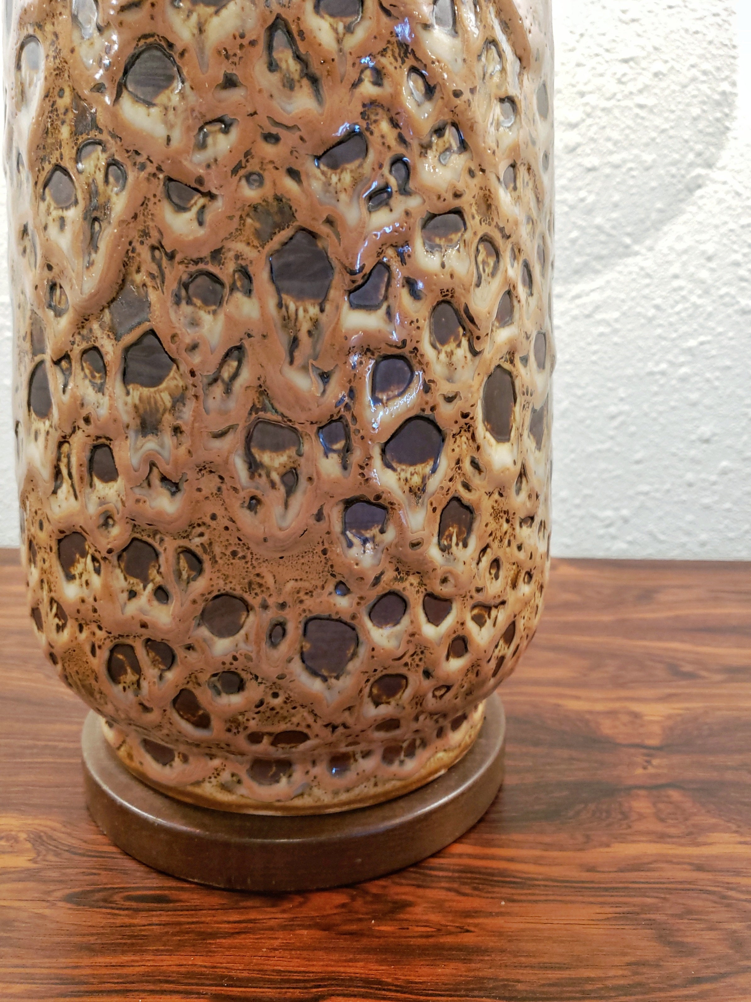 CERAMIC AND WALNUT FAT-LAVA TABLE LAMP
