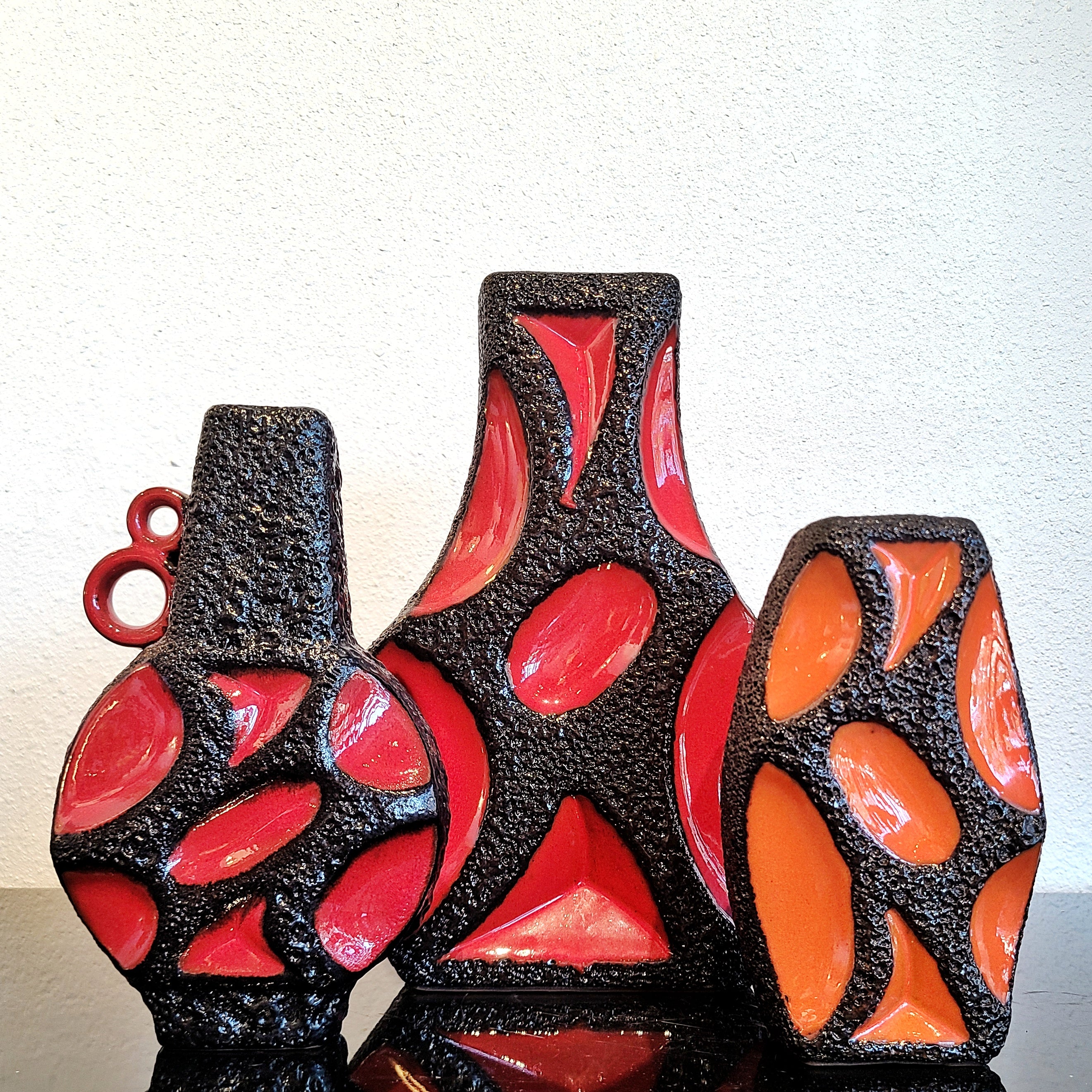 RED ’70s ROTH KERAMIK ‘GUITAR’ VASE Nr. 312