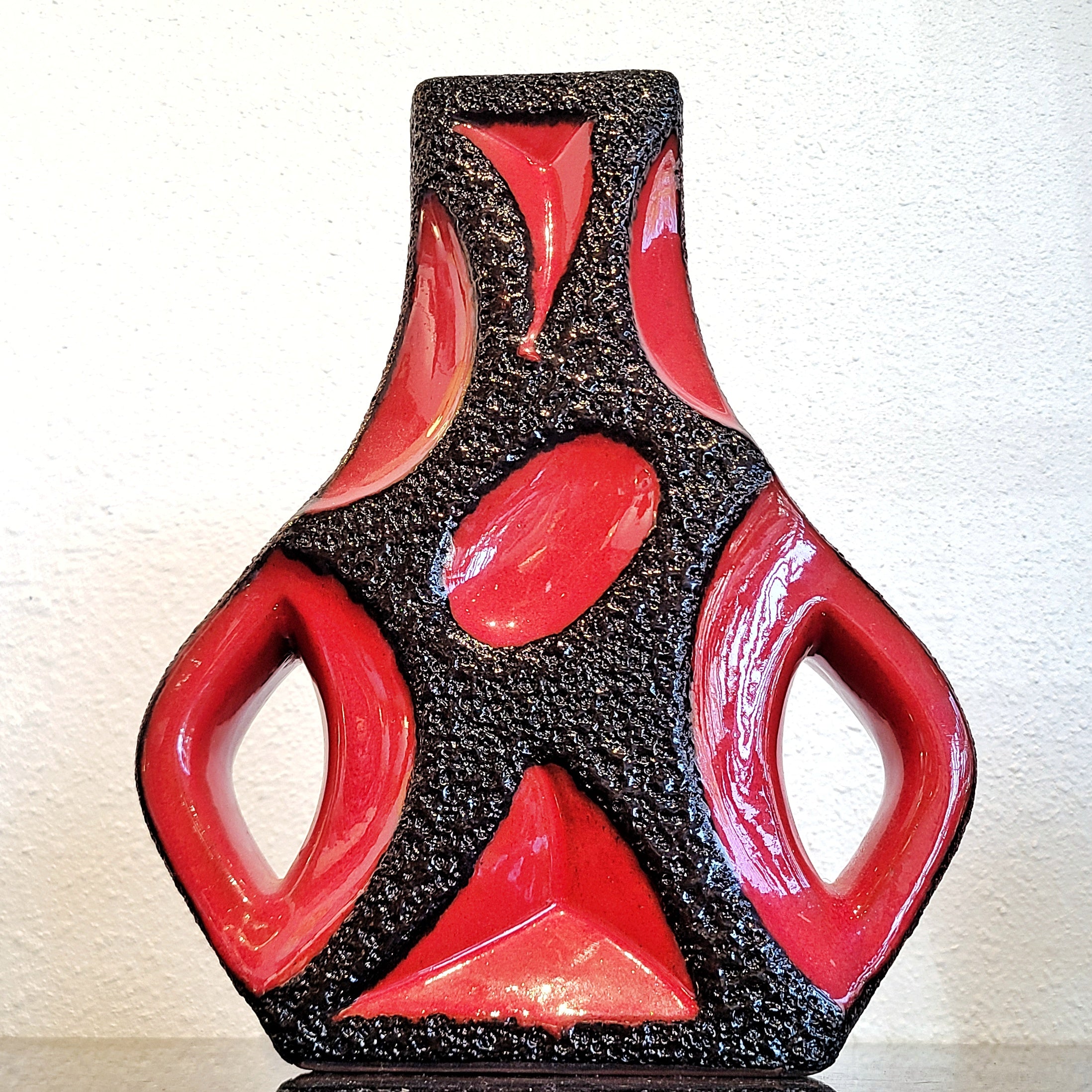 RED ’70s ROTH KERAMIK ‘GUITAR’ VASE Nr. 312