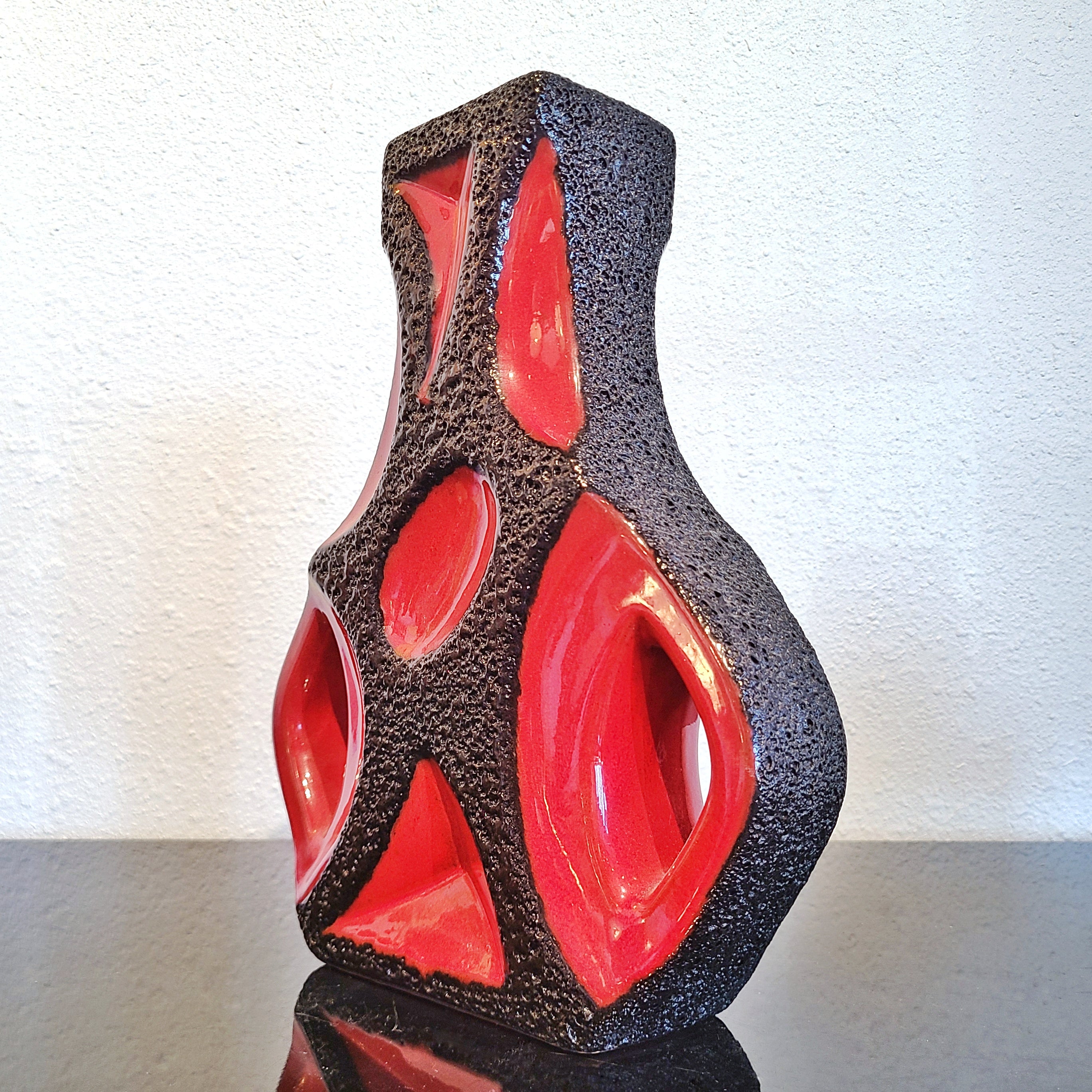 RED ’70s ROTH KERAMIK ‘GUITAR’ VASE Nr. 312