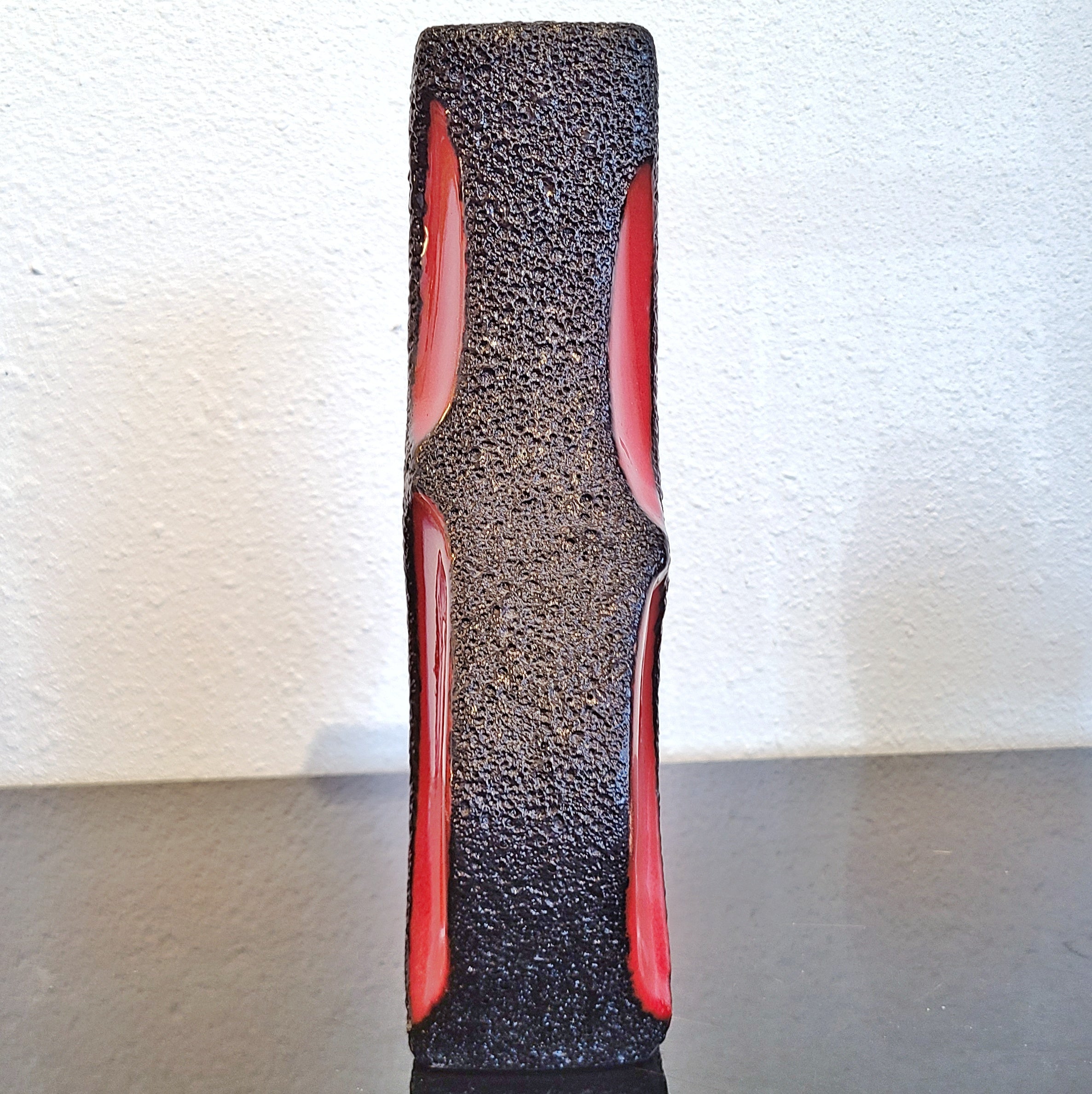 RED ’70s ROTH KERAMIK ‘GUITAR’ VASE Nr. 312