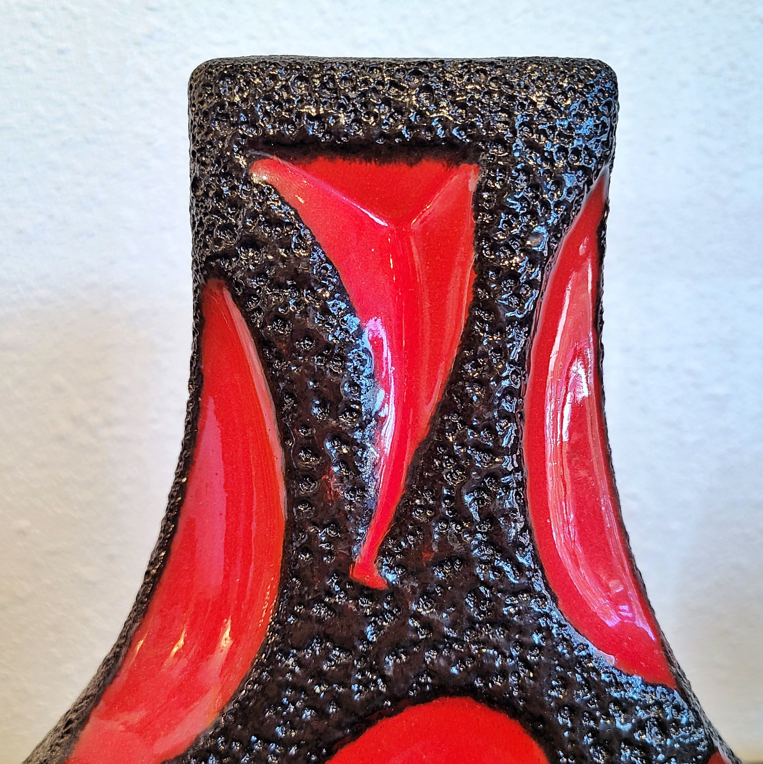 RED ’70s ROTH KERAMIK ‘GUITAR’ VASE Nr. 312