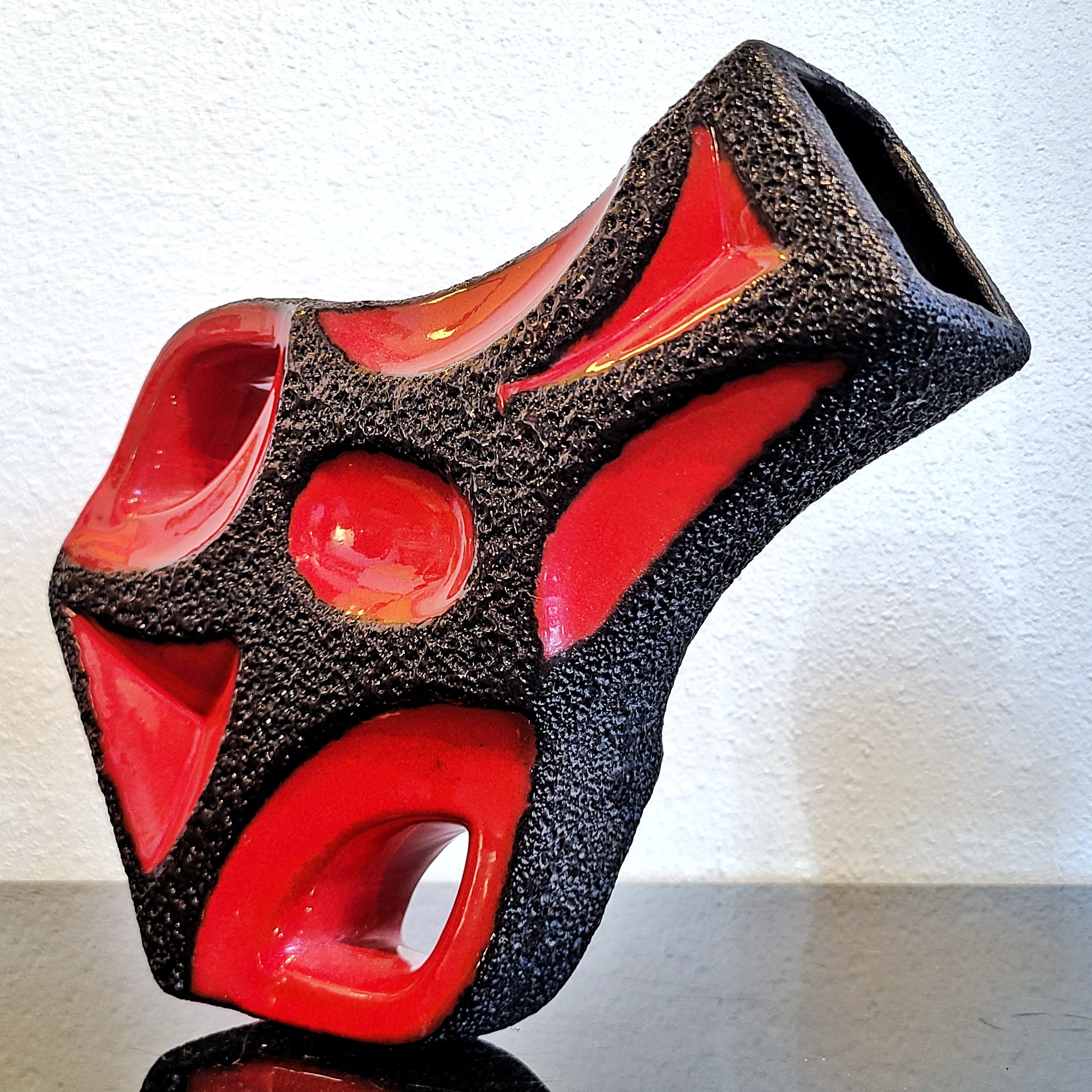 RED ’70s ROTH KERAMIK ‘GUITAR’ VASE Nr. 312