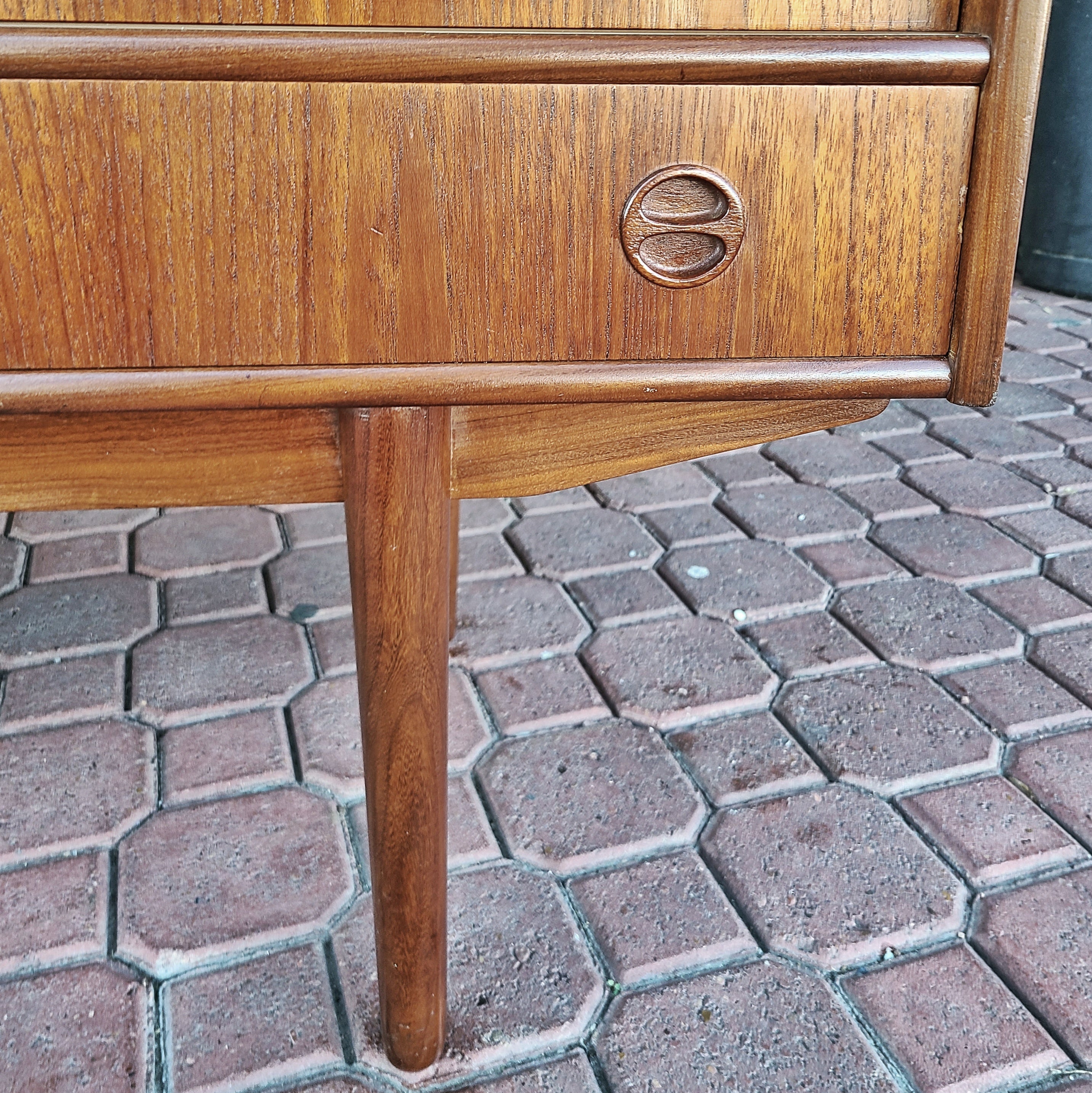 TEAK DANISH MODERN CREDENZA/SIDEBOARD