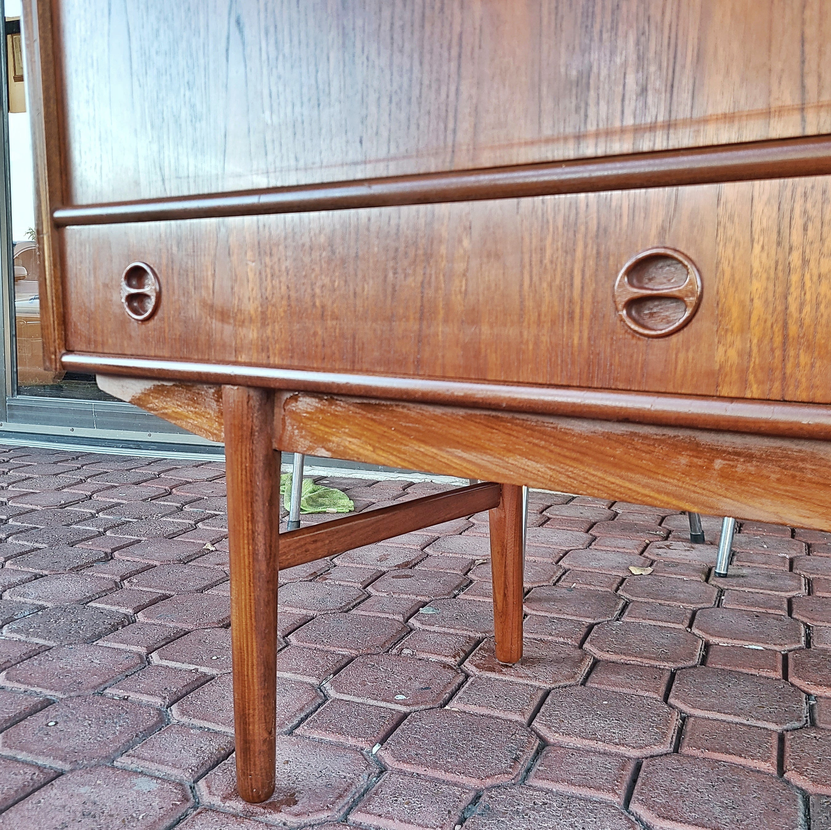 TEAK DANISH MODERN CREDENZA/SIDEBOARD