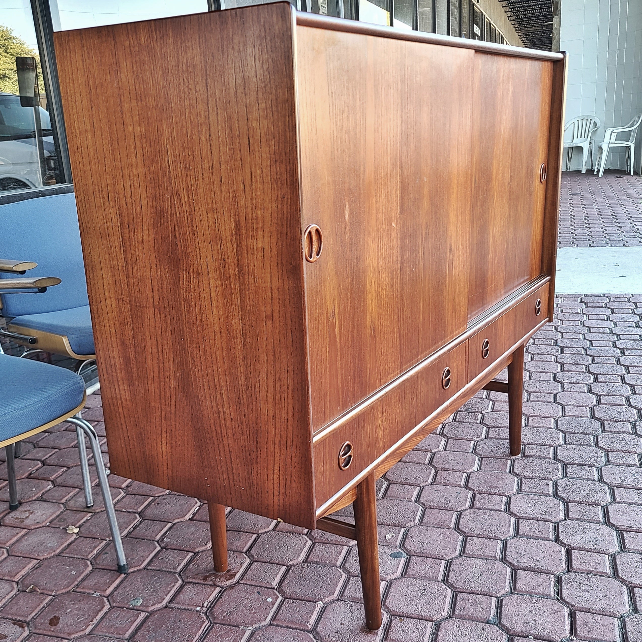 TEAK DANISH MODERN CREDENZA/SIDEBOARD