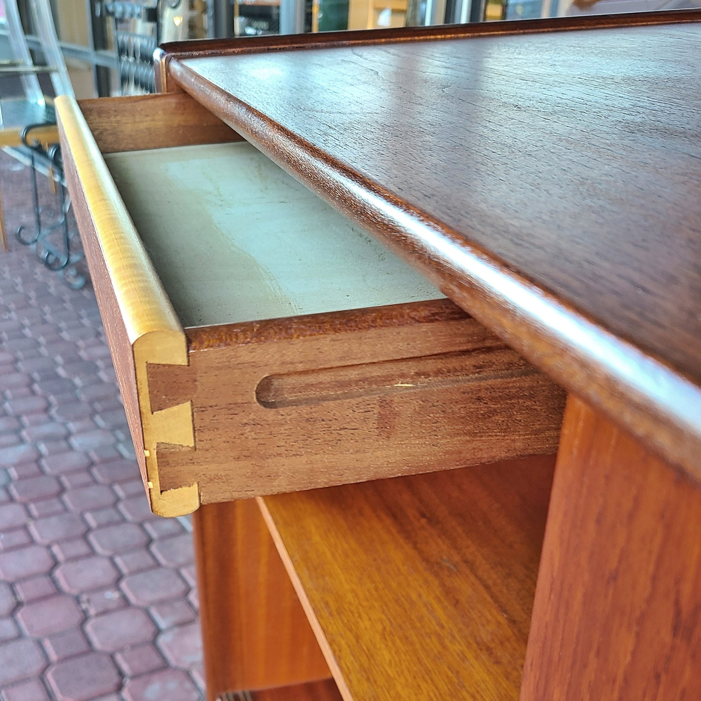 TEAK DANISH MODERN CREDENZA/SIDEBOARD