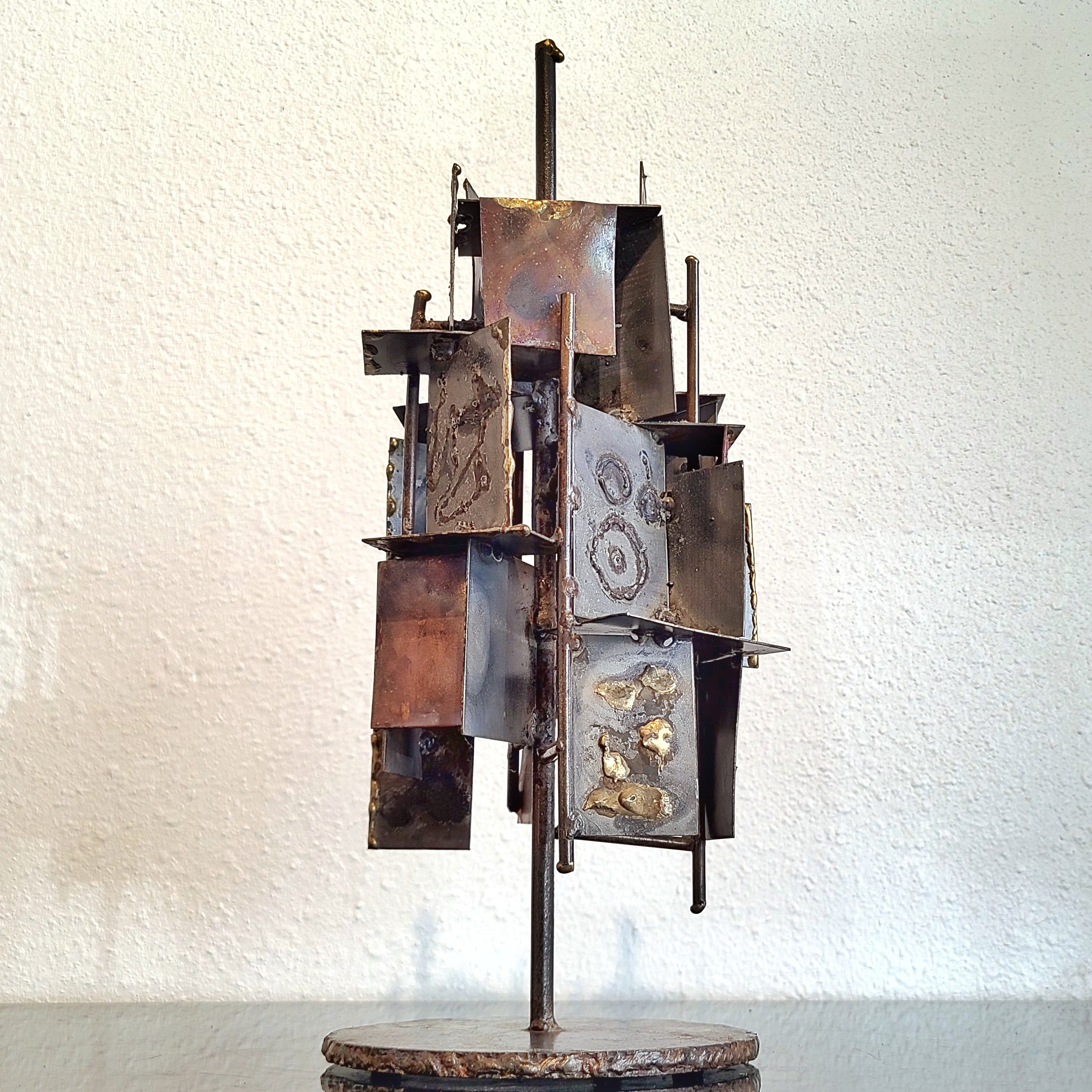 ABSTRACT BRUTALIST METAL TABLETOP SCULPTURE (SIGNED)