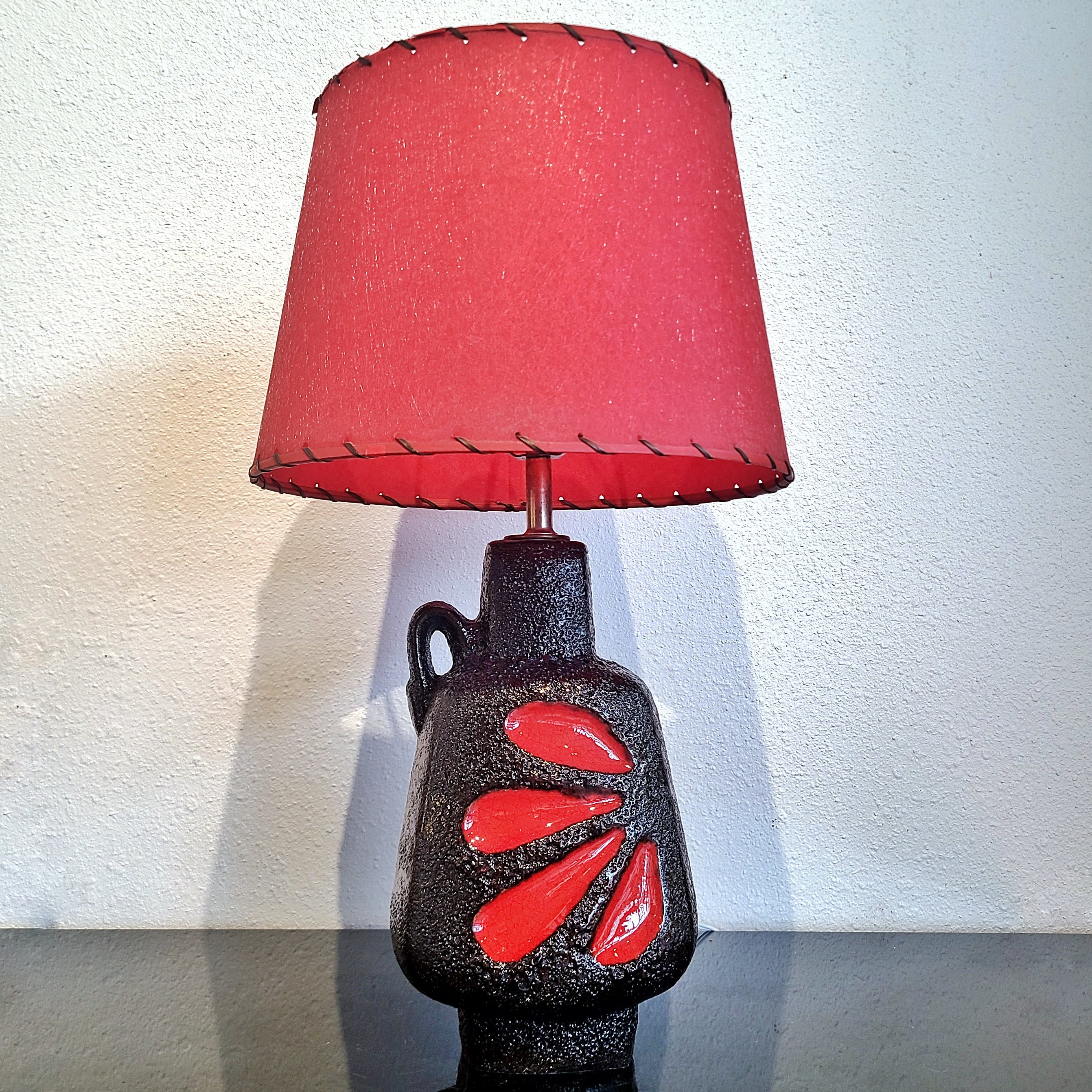 RARE EMONS & SÖHNE (ES-KERAMIK) RED-ON-BLACK ‘PETAL’ DÉCOR TABLE LAMP