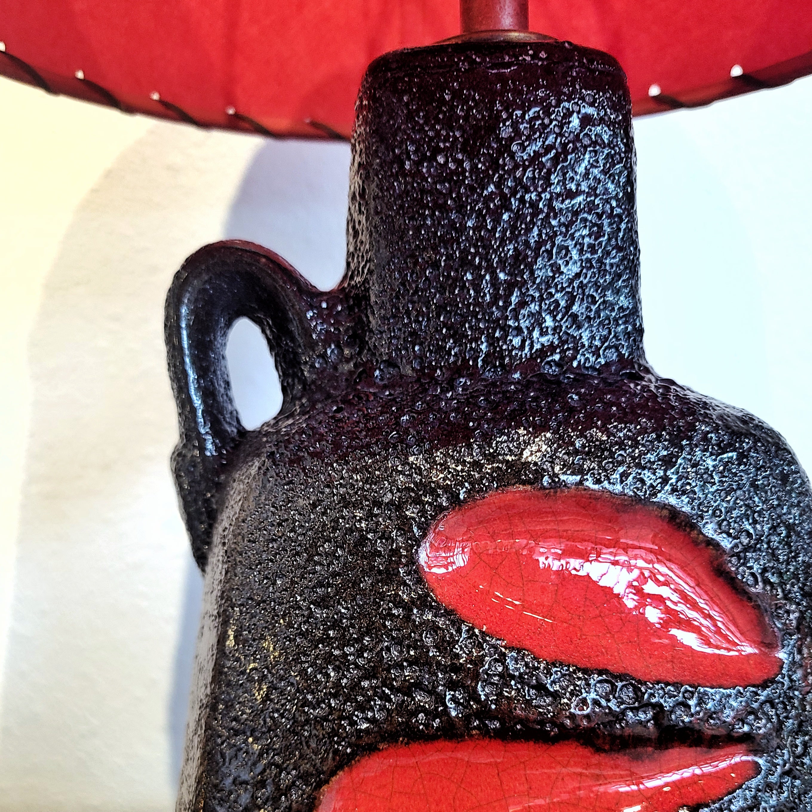 RARE EMONS & SÖHNE (ES-KERAMIK) RED-ON-BLACK ‘PETAL’ DÉCOR TABLE LAMP