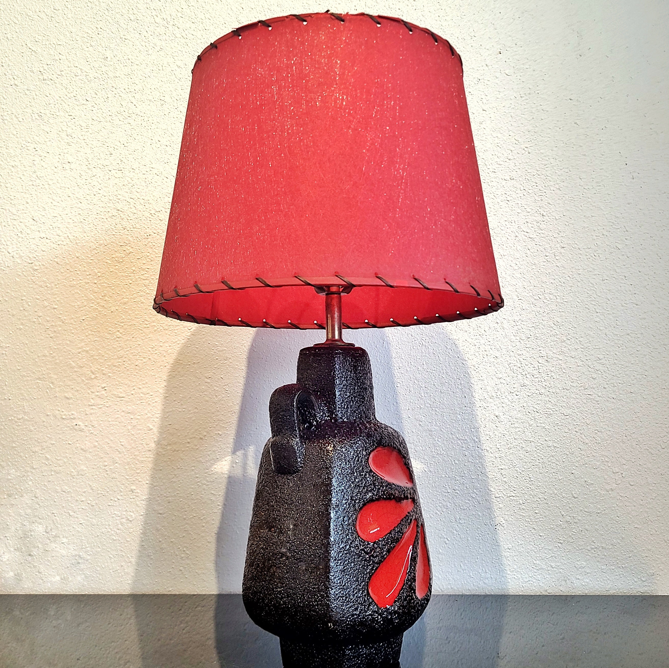 RARE EMONS & SÖHNE (ES-KERAMIK) RED-ON-BLACK ‘PETAL’ DÉCOR TABLE LAMP