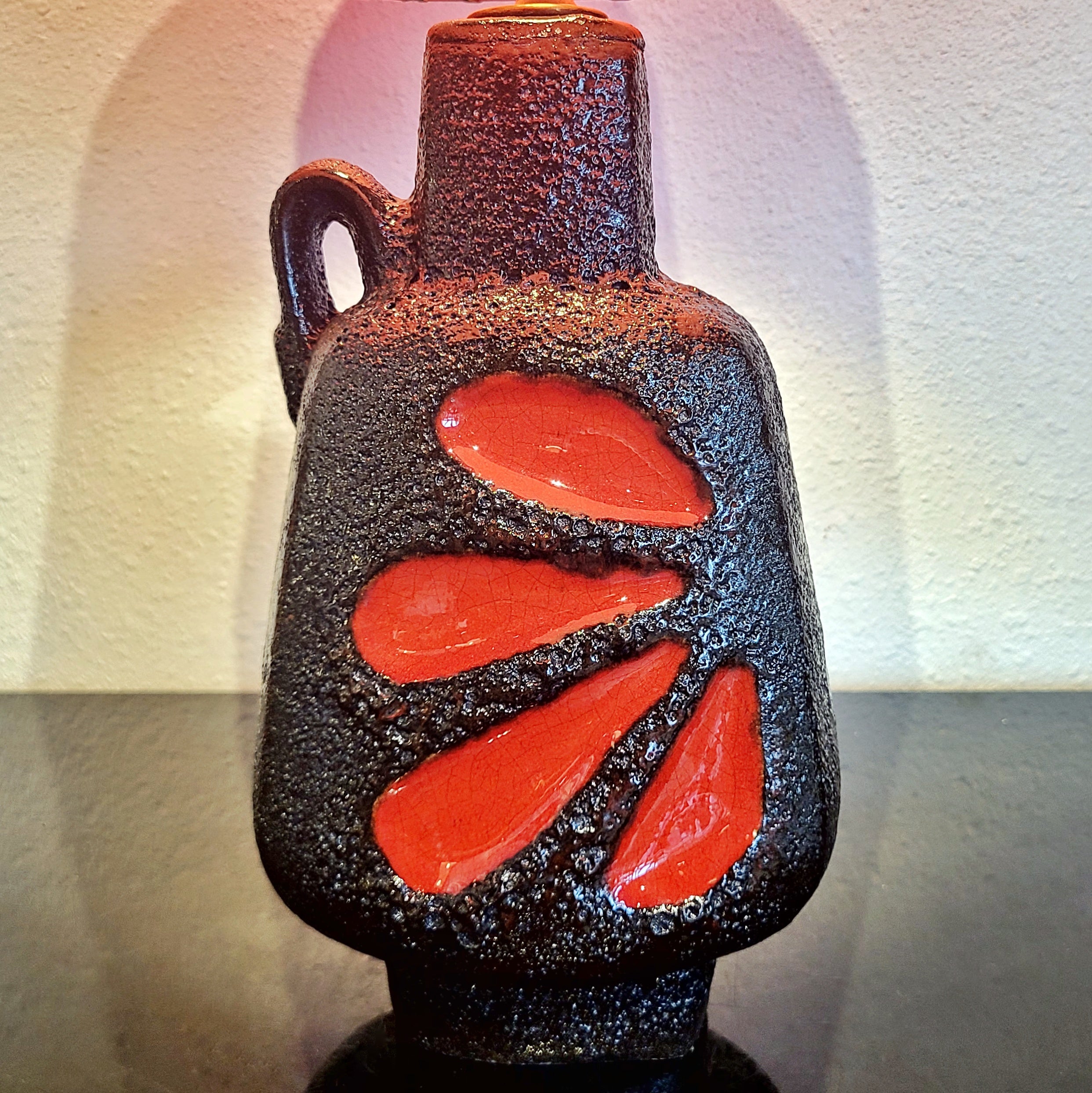 RARE EMONS & SÖHNE (ES-KERAMIK) RED-ON-BLACK ‘PETAL’ DÉCOR TABLE LAMP