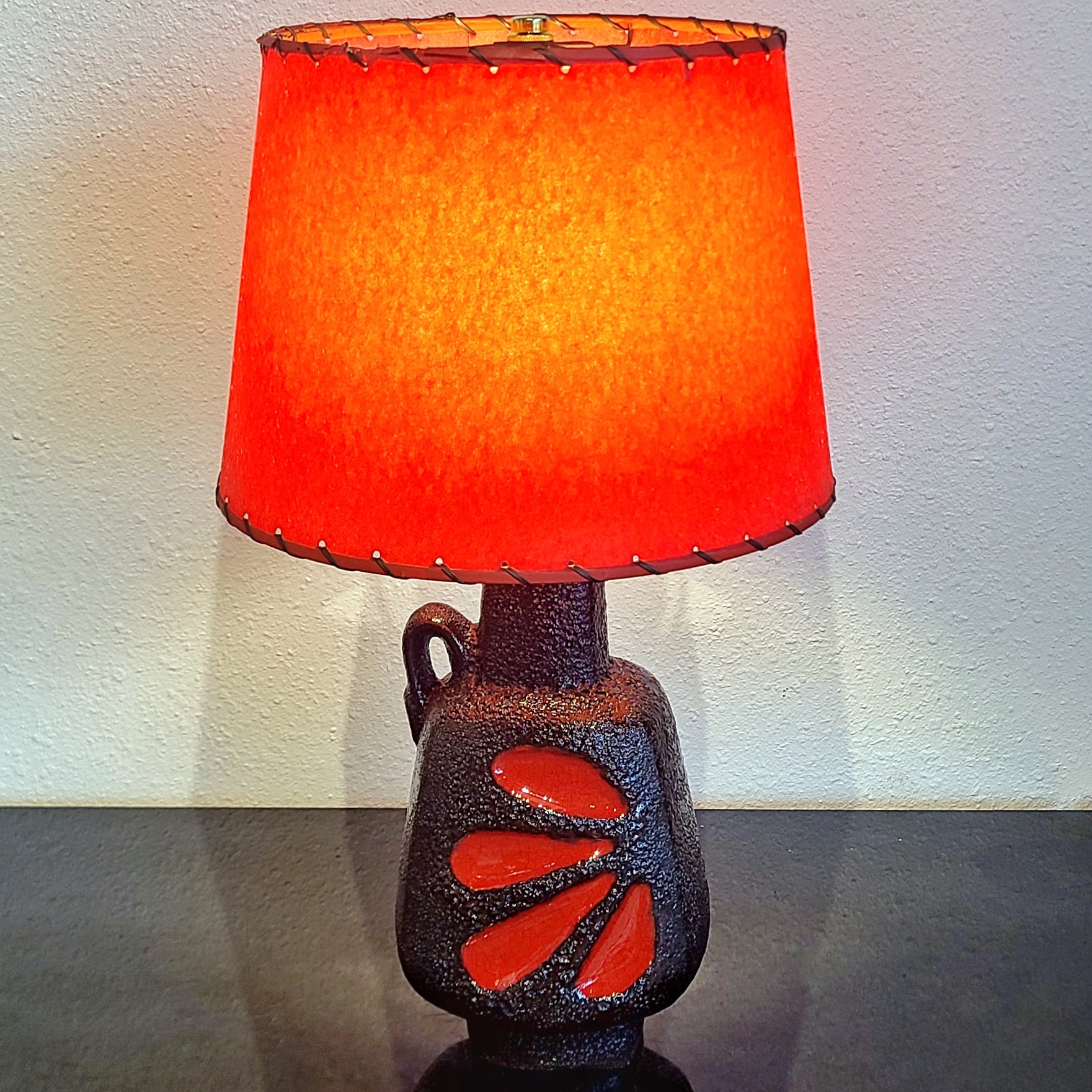 RARE EMONS & SÖHNE (ES-KERAMIK) RED-ON-BLACK ‘PETAL’ DÉCOR TABLE LAMP