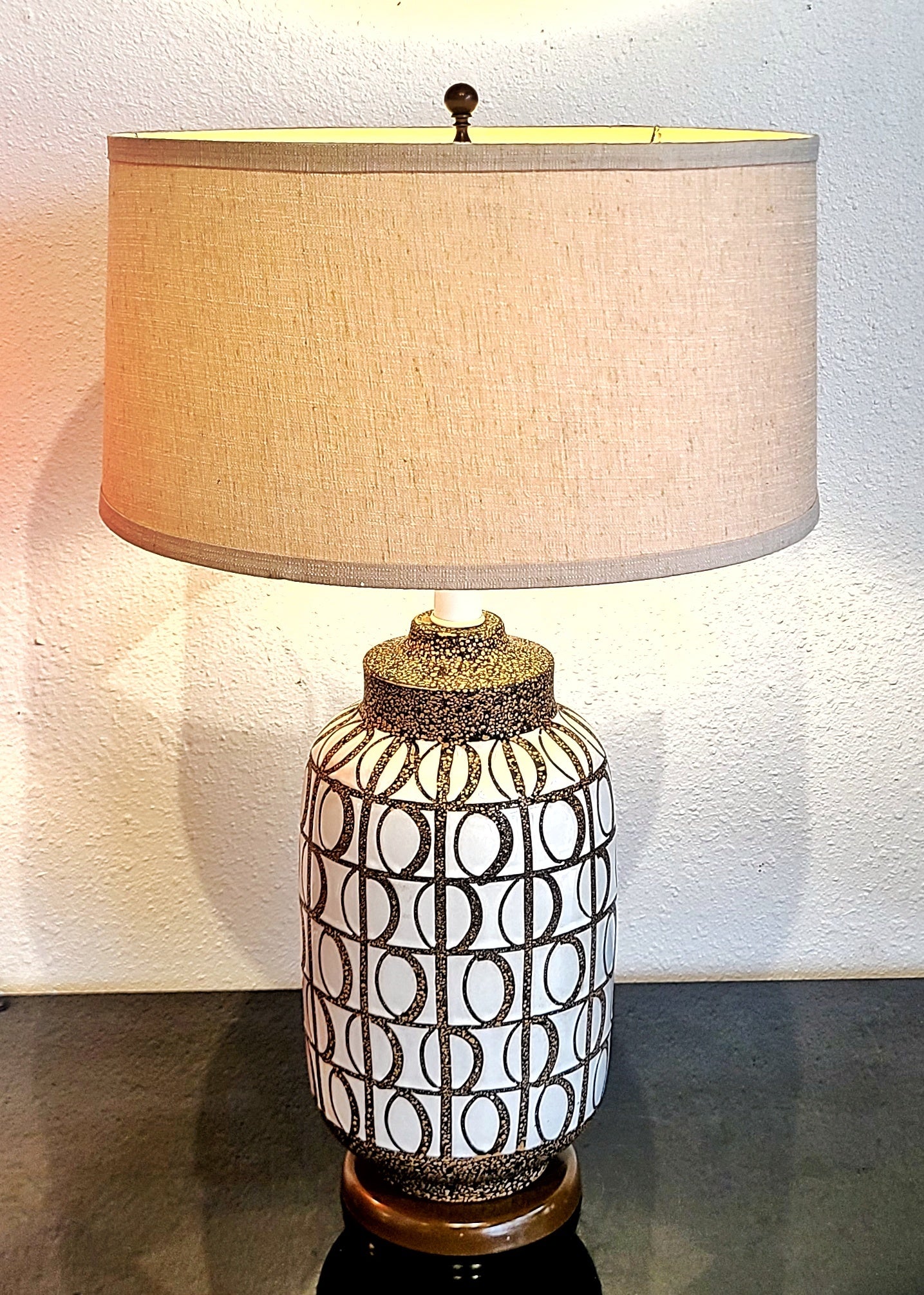 HAND-THROWN ALVINO BAGNI WHITE ON TAN TABLE LAMP