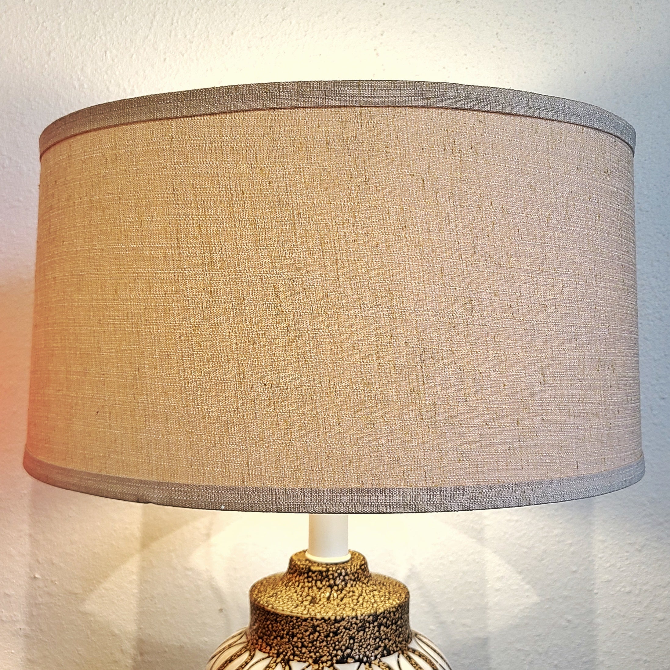 HAND-THROWN ALVINO BAGNI WHITE ON TAN TABLE LAMP