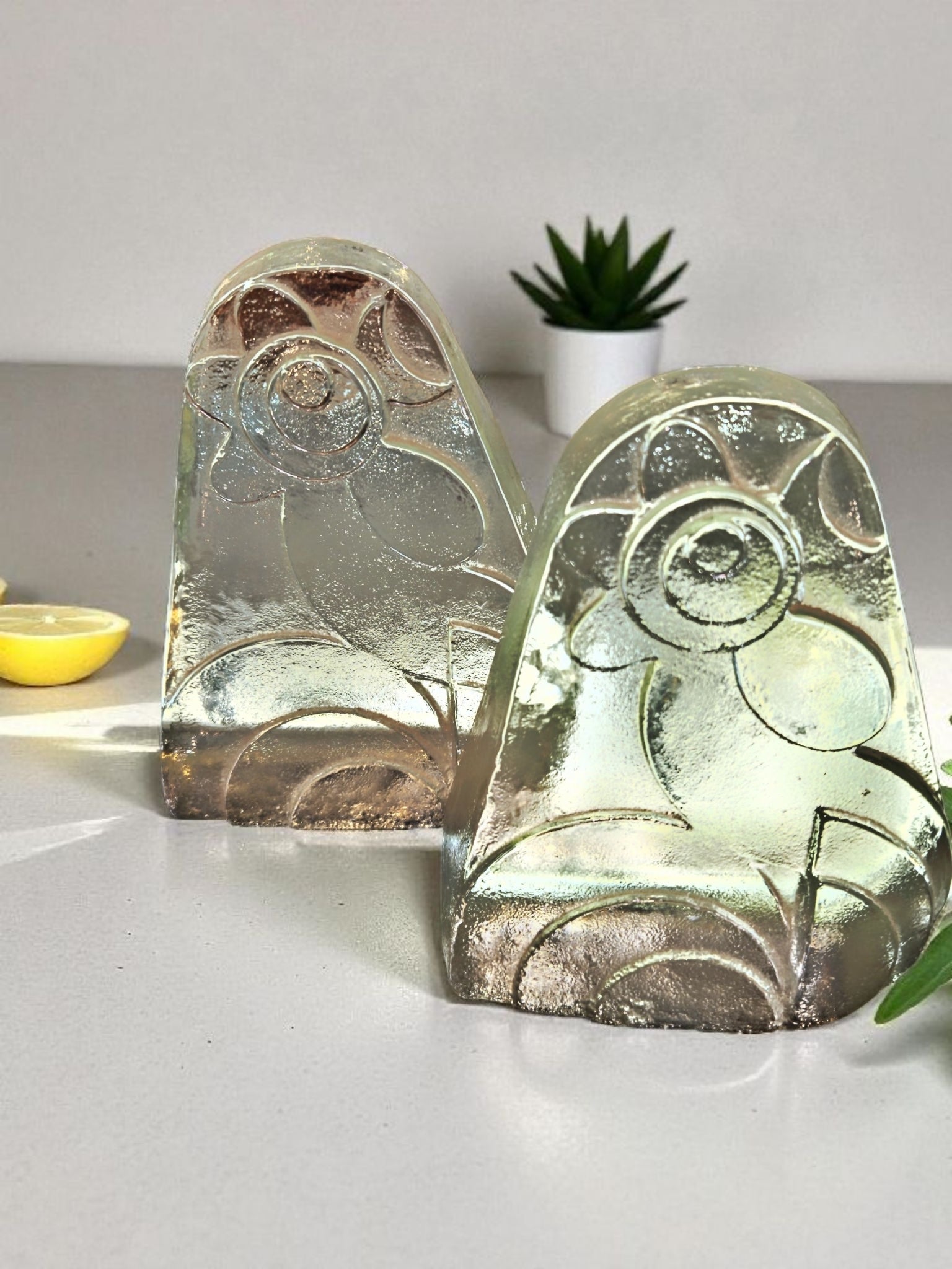 AMERICAN ART-GLASS ROOSTER BOOKENDS BY UNKNOWN MAKER (1970s)