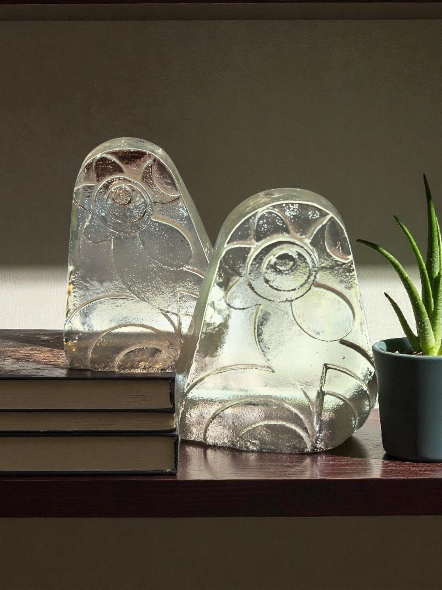 AMERICAN ART-GLASS ROOSTER BOOKENDS BY UNKNOWN MAKER (1970s)