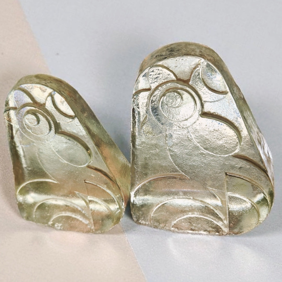 AMERICAN ART-GLASS ROOSTER BOOKENDS BY UNKNOWN MAKER (1970s)