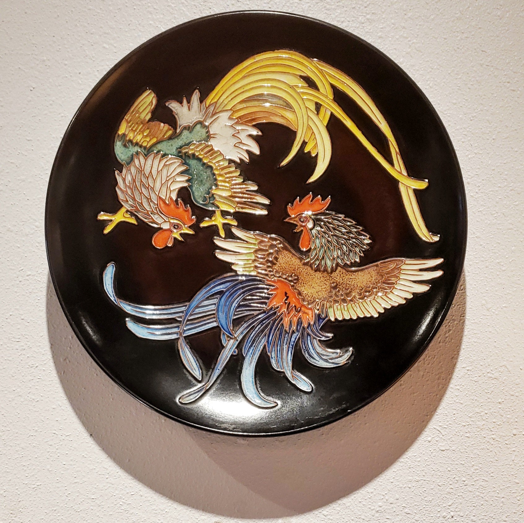 KARL-HEINZ FEISST ‘FIGHTING COCKS’ WALL PLATE Nr. 6218 FOR KARLSRUHE MAJOLICA