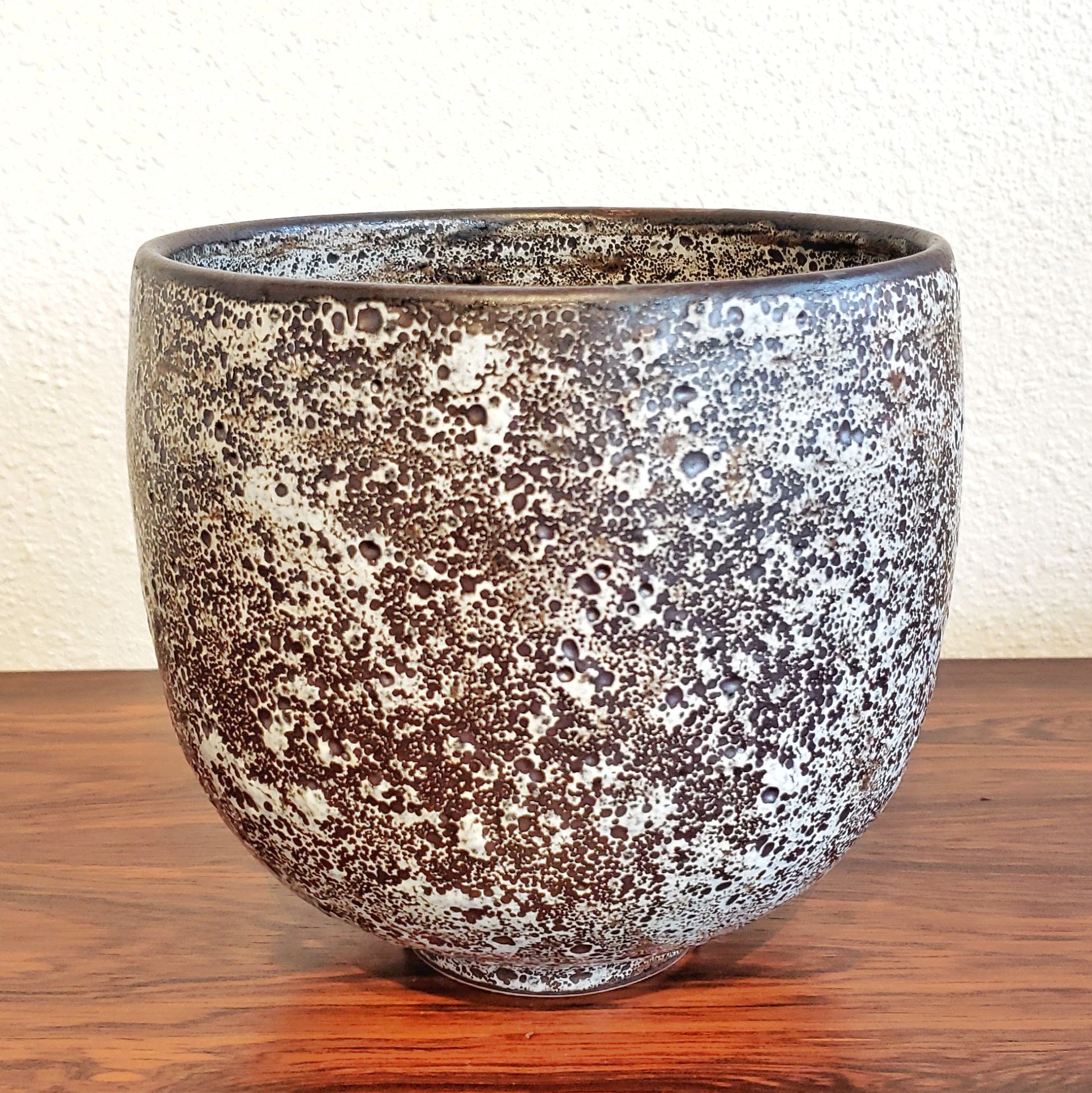 RICHARD FREIWALD ‘ATOMIC MAGNETITE’ SPOT GLAZE BOWL/CACHEPOT