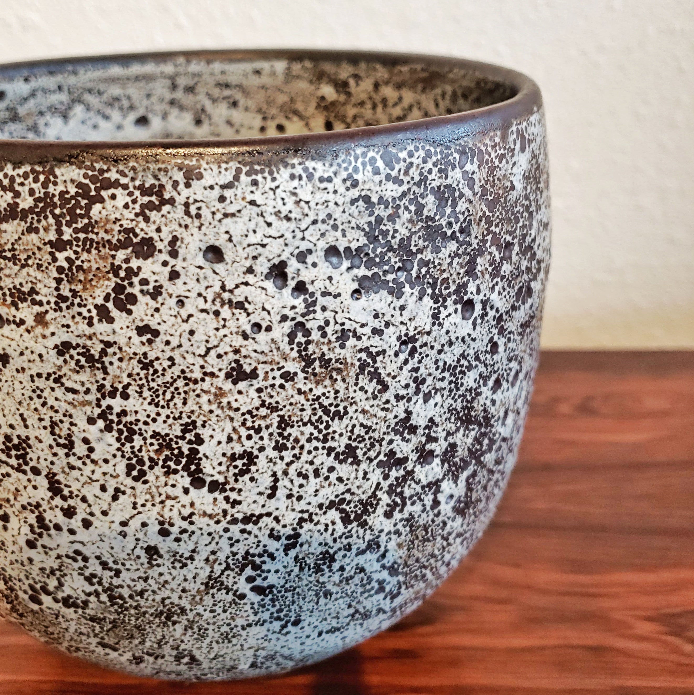 RICHARD FREIWALD ‘ATOMIC MAGNETITE’ SPOT GLAZE BOWL/CACHEPOT