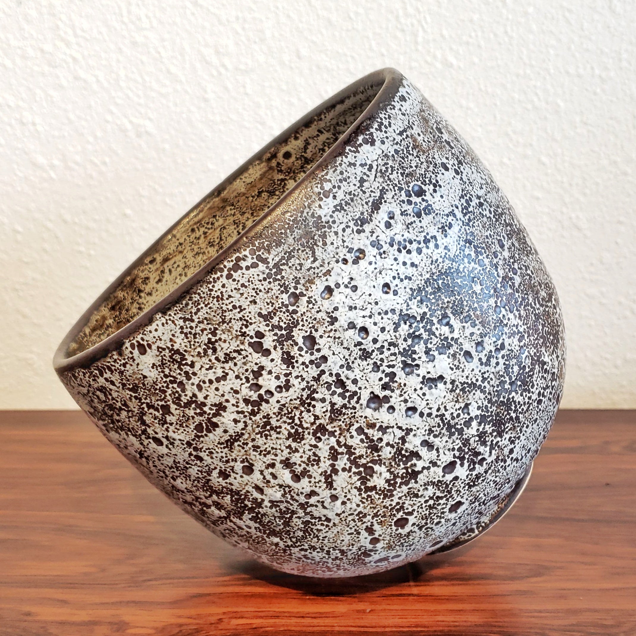 RICHARD FREIWALD ‘ATOMIC MAGNETITE’ SPOT GLAZE BOWL/CACHEPOT